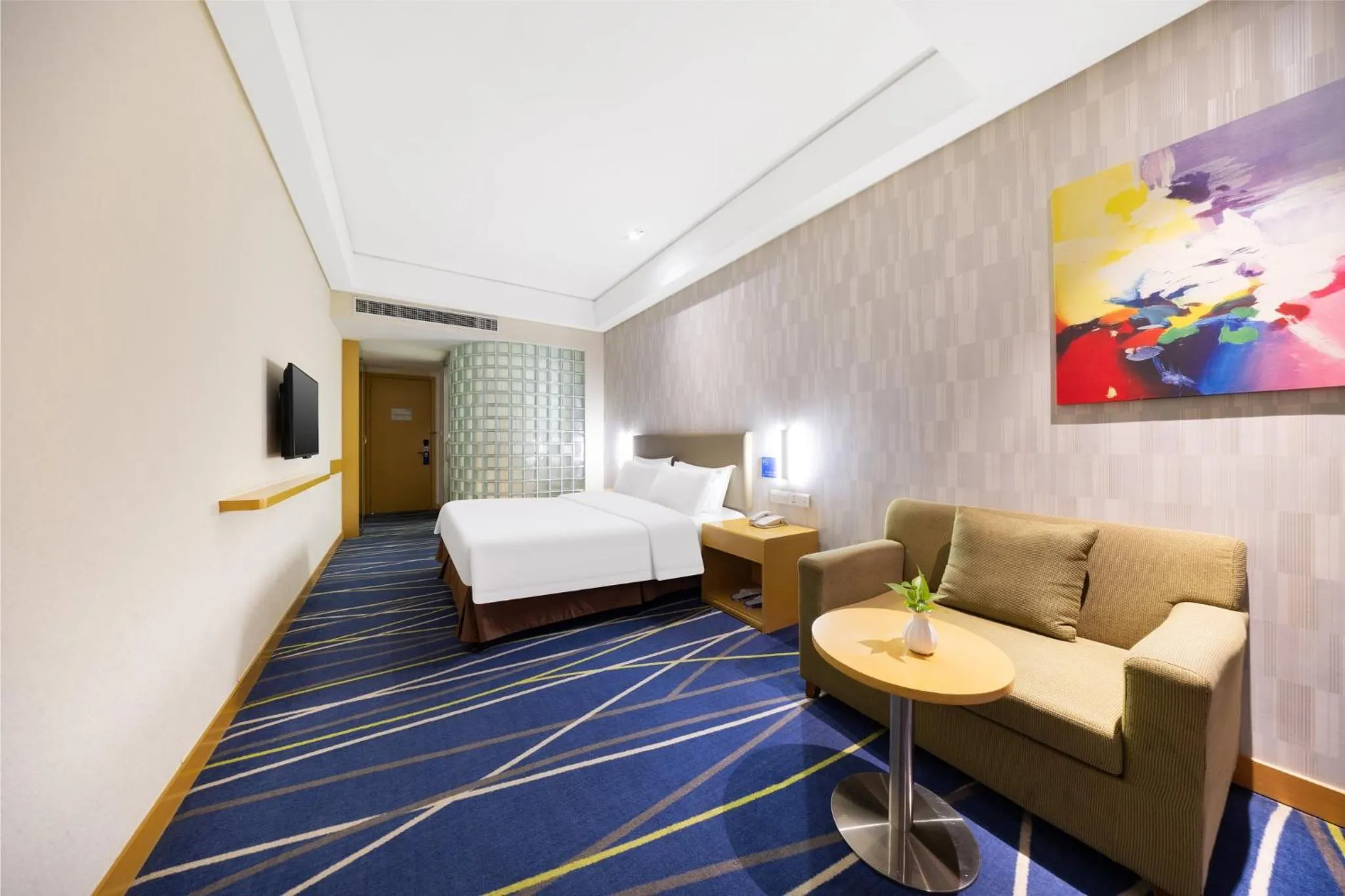 Photo of the whole room, Bed in Holiday Inn Express Zhengzhou Airport by IHG