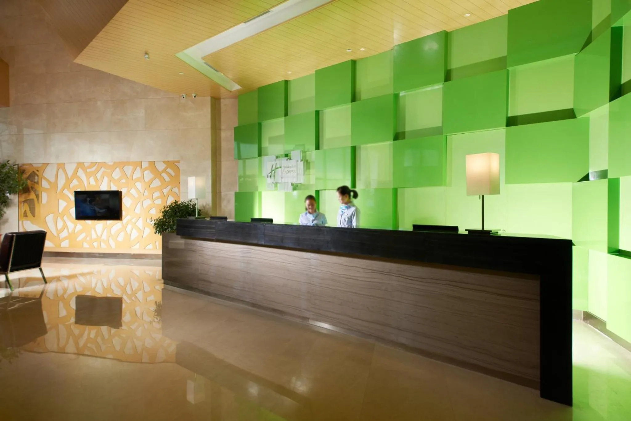 Restaurant/places to eat in Holiday Inn Express Zhengzhou Airport by IHG