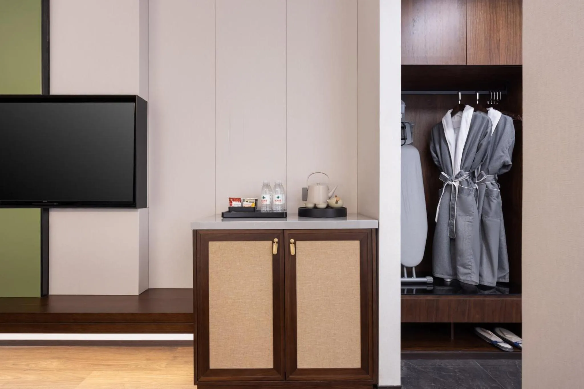 Photo of the whole room in Holiday Inn Express Zhengzhou Airport by IHG