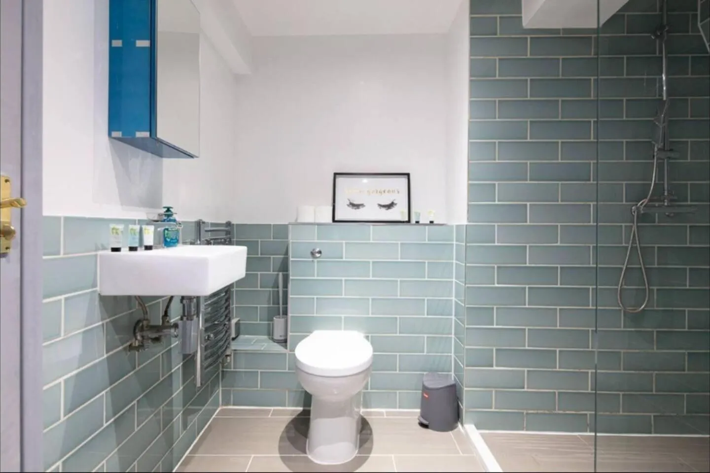 Bathroom in Flat - Sleeps 2 & Parking