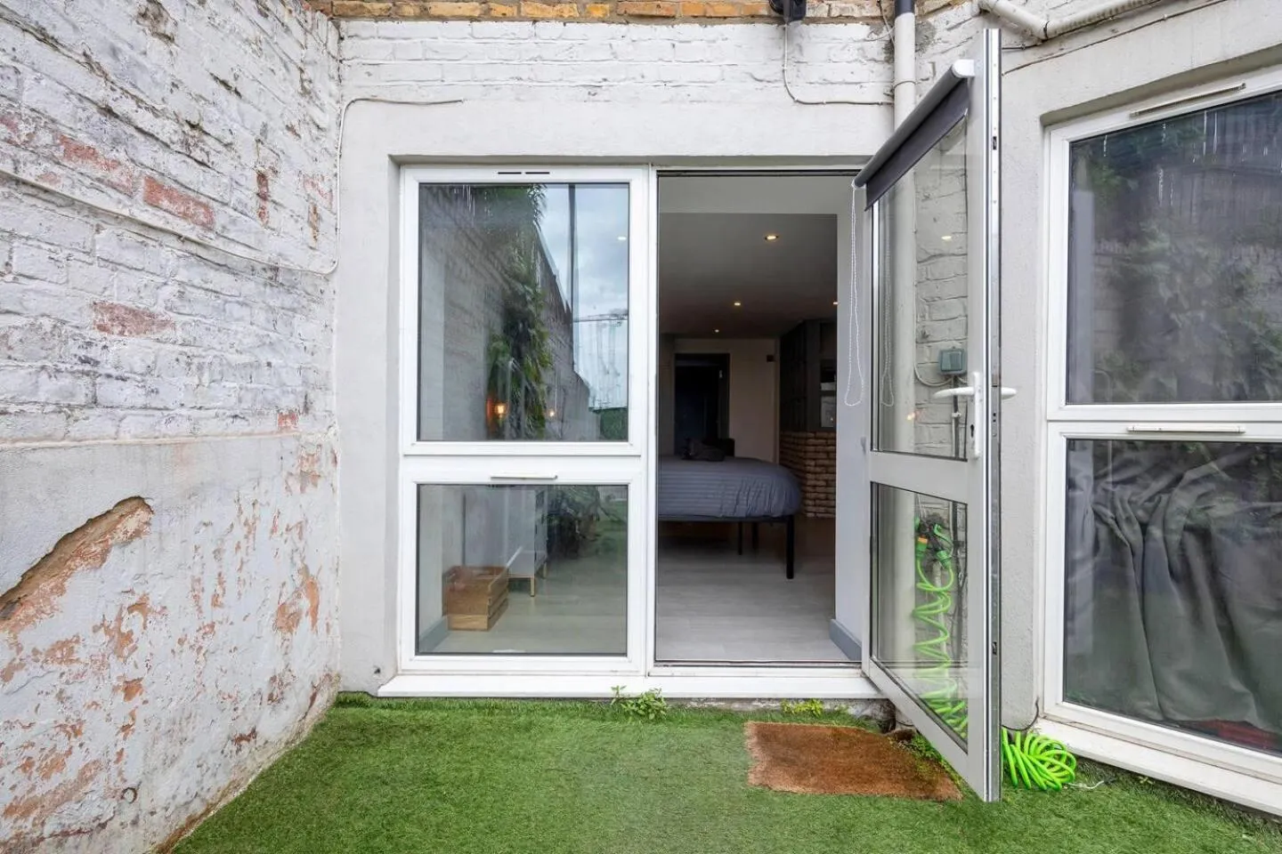 Garden in Flat - Sleeps 2 & Parking