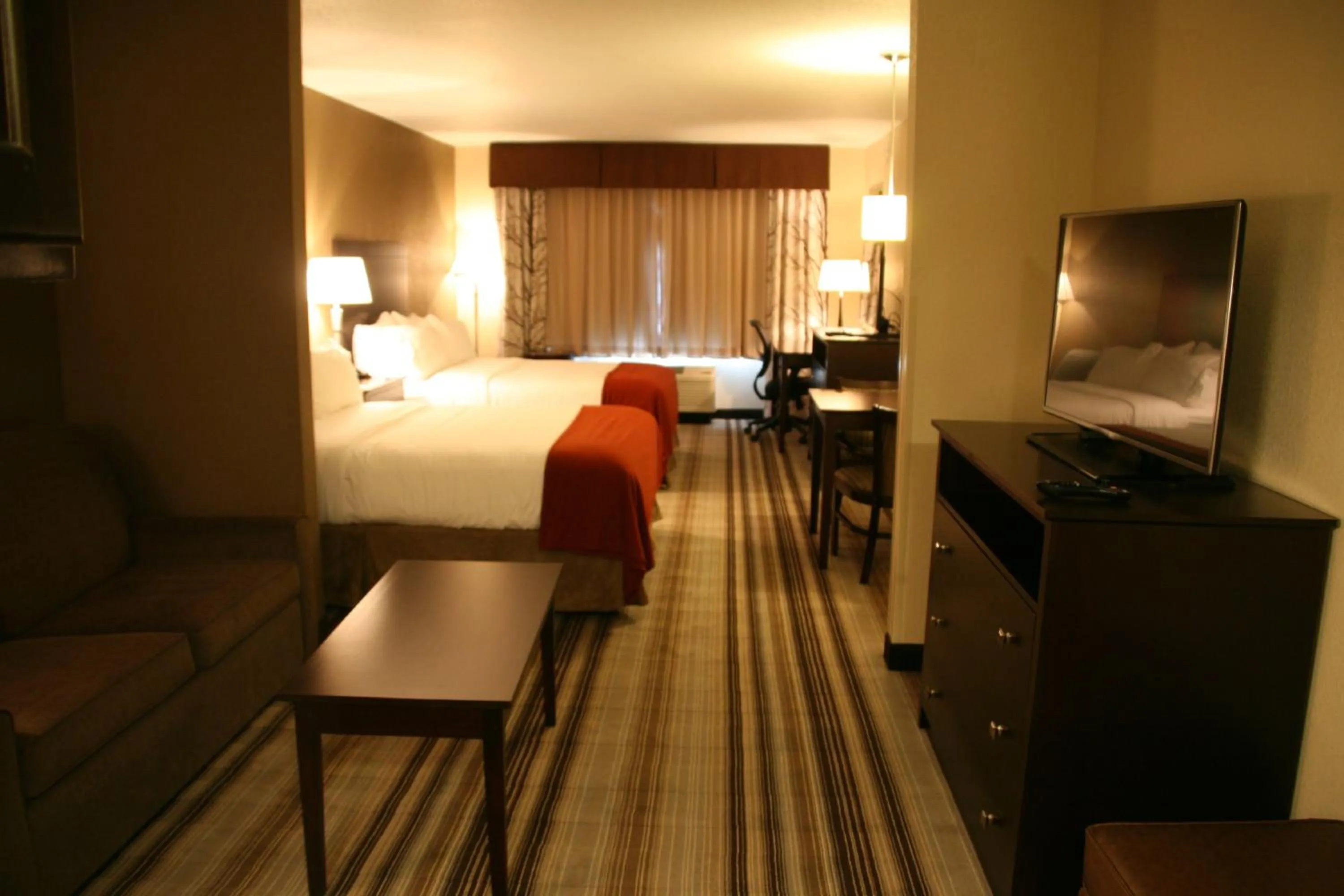 Photo of the whole room, Bed in Holiday Inn Express & Suites Nevada by IHG