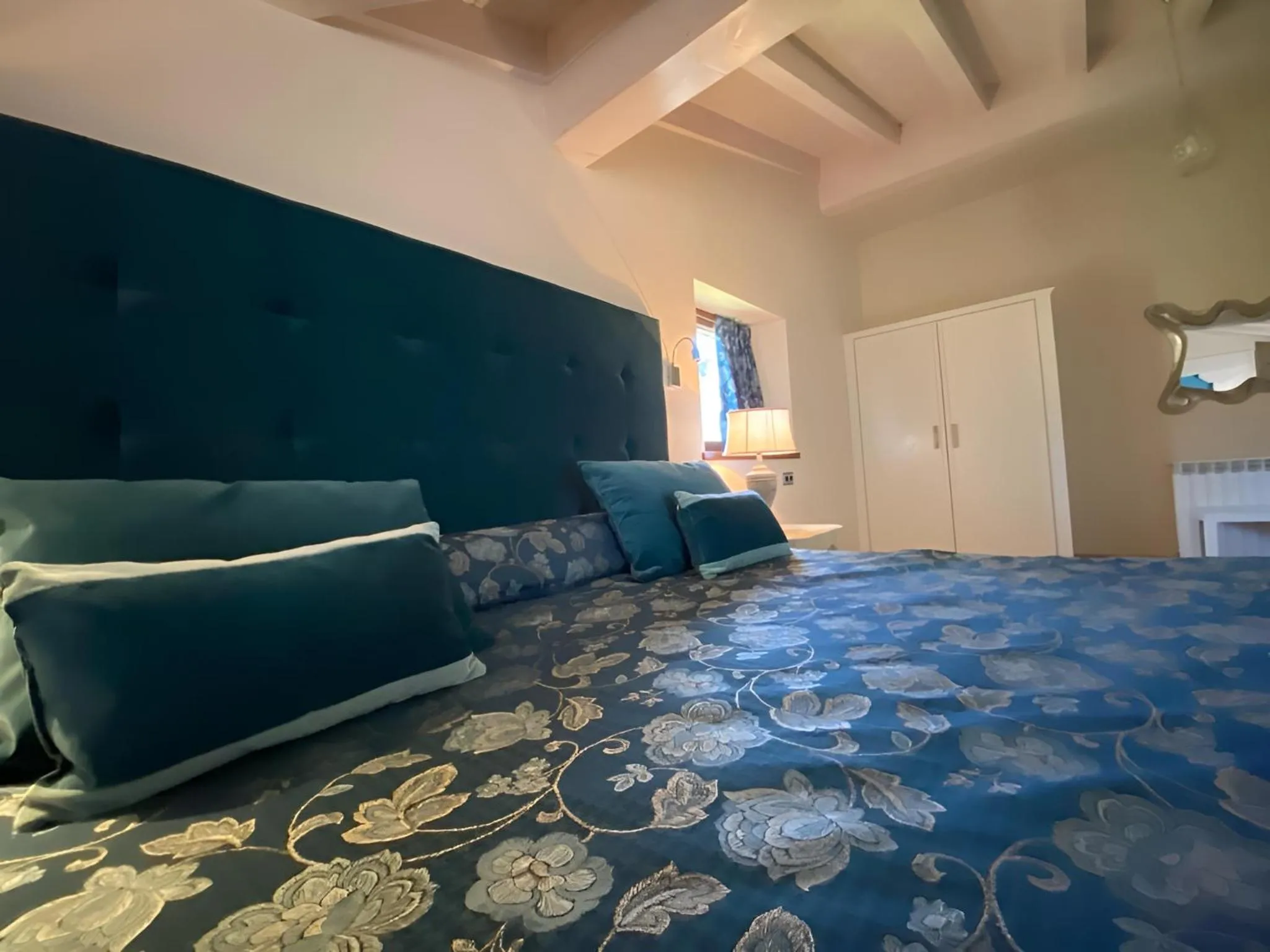 Living room, Bed in Picos de Europa Suites and Rooms