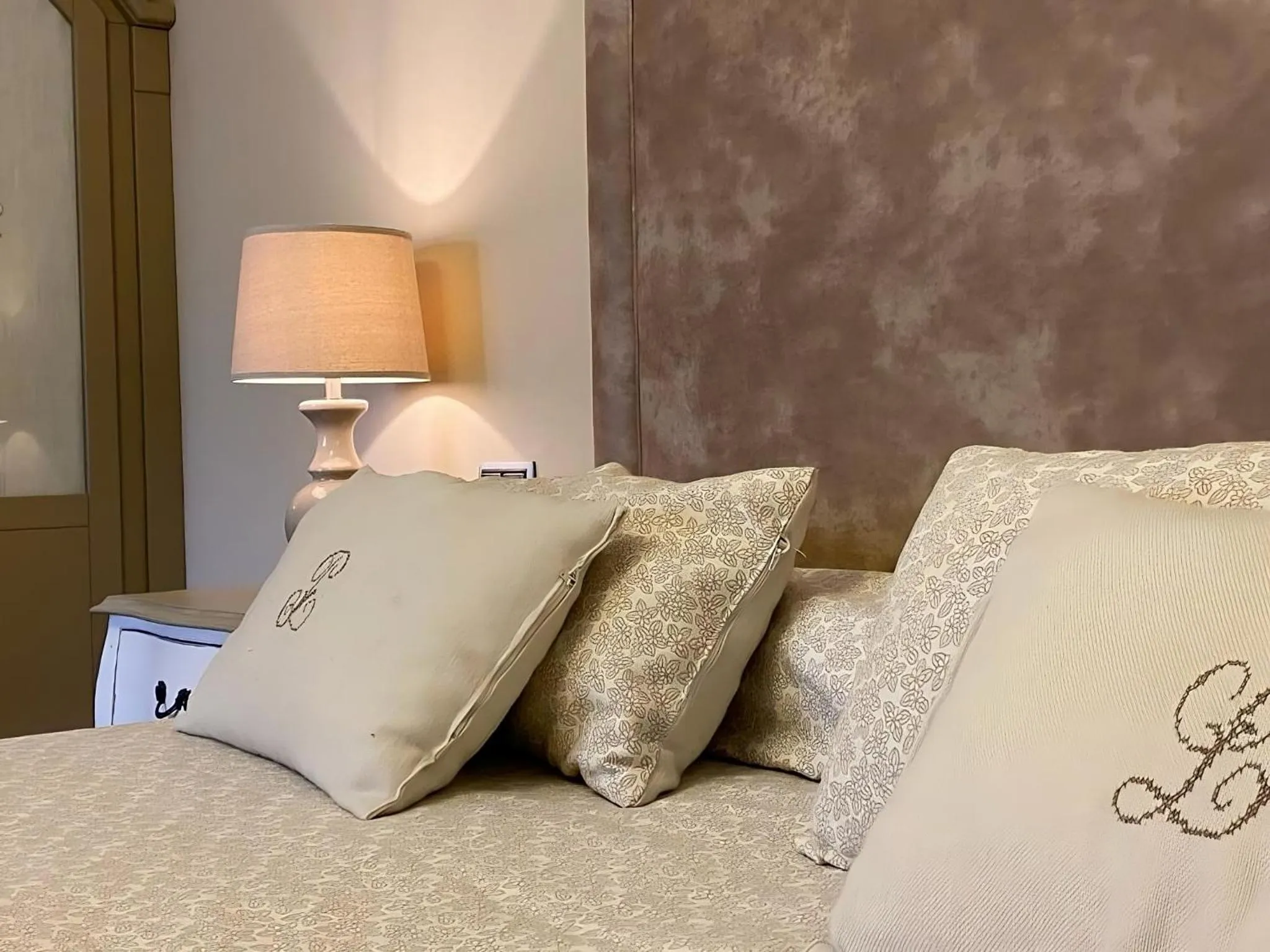 Living room, Bed in Picos de Europa Suites and Rooms