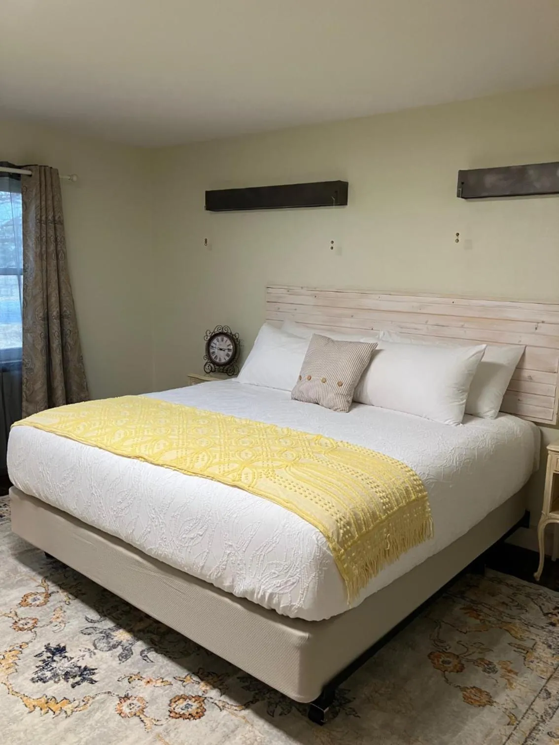 Bed in Prairie Rose Inn