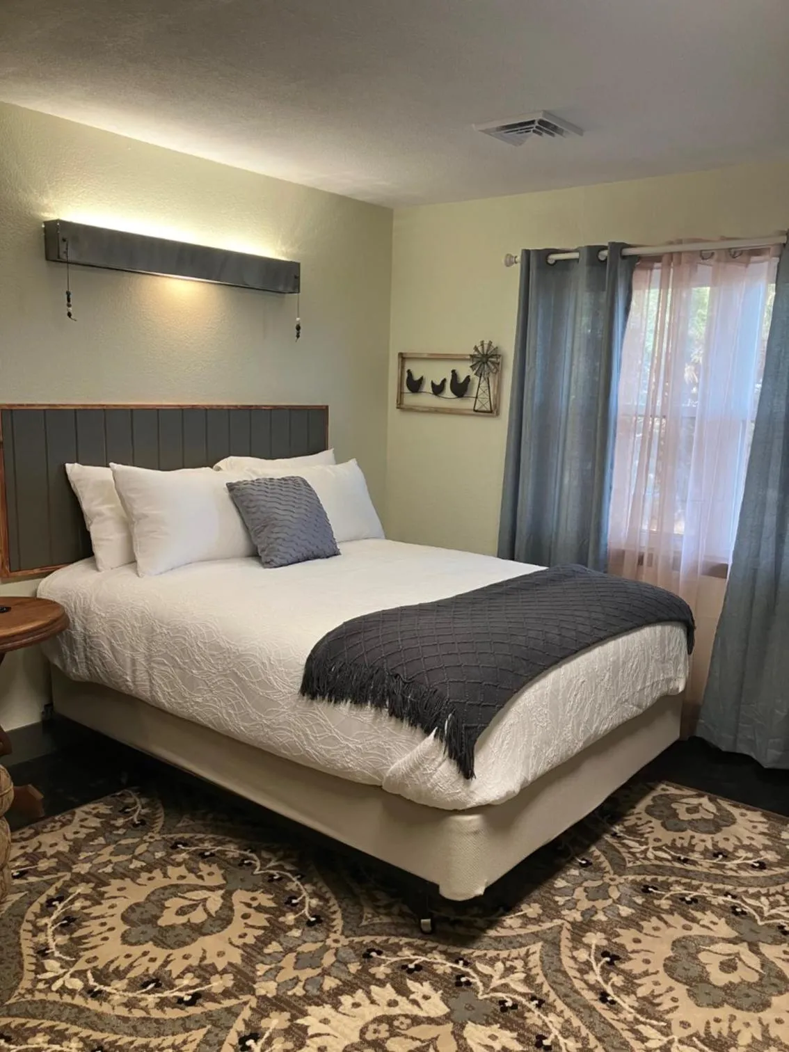 Bed in Prairie Rose Inn