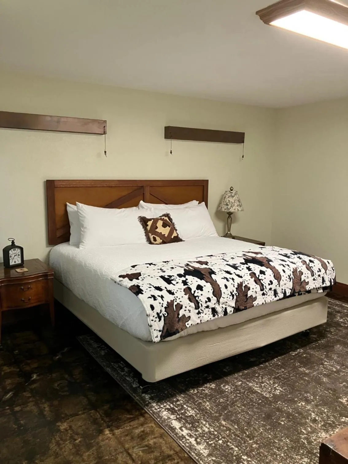 Bed in Prairie Rose Inn