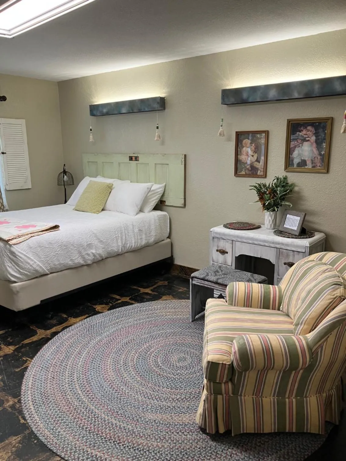 Bed in Prairie Rose Inn