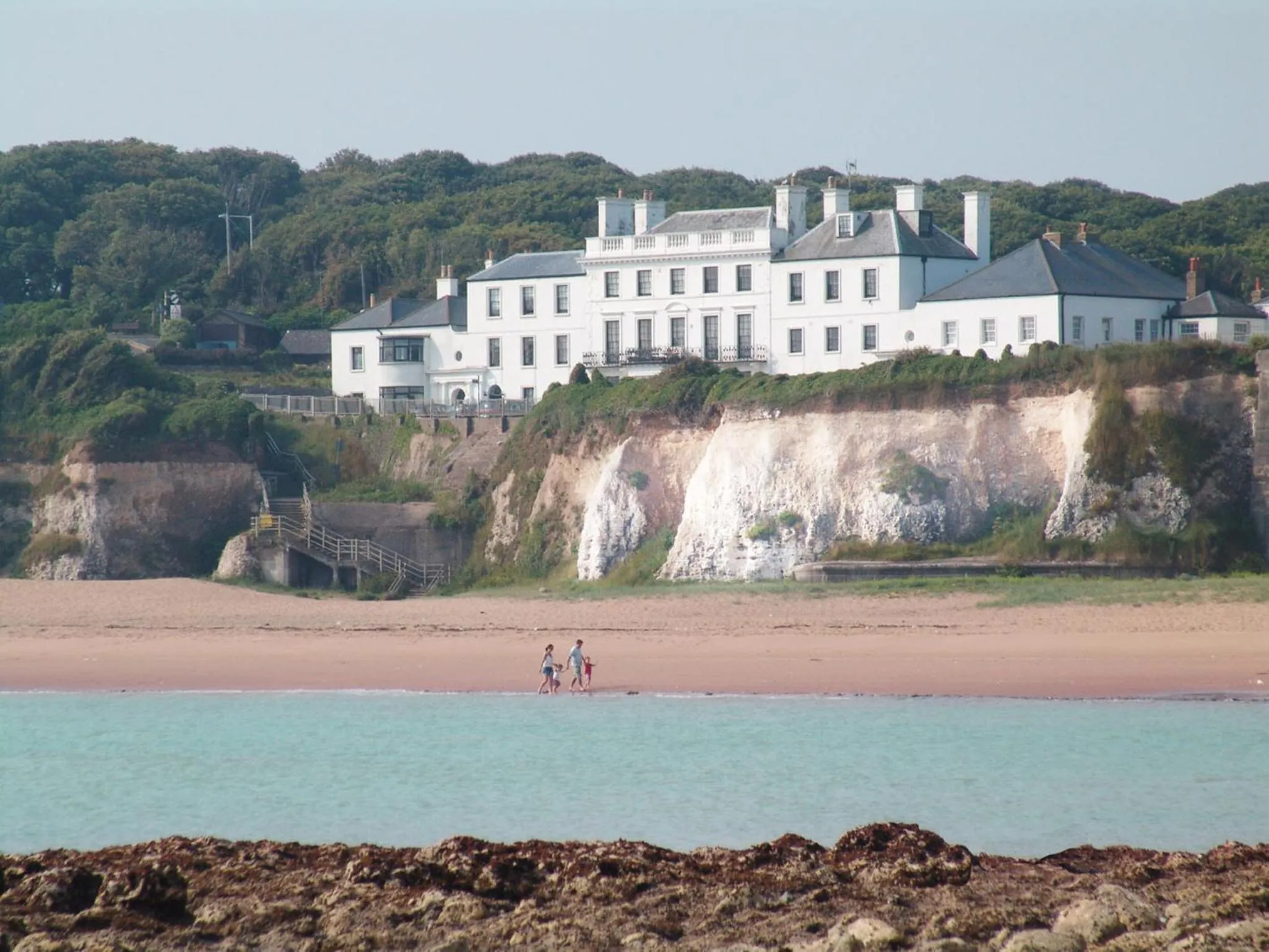 Broadstairs Beach Holiday Apartments, seafront stays opposite Kingsgate Bay with a parking space