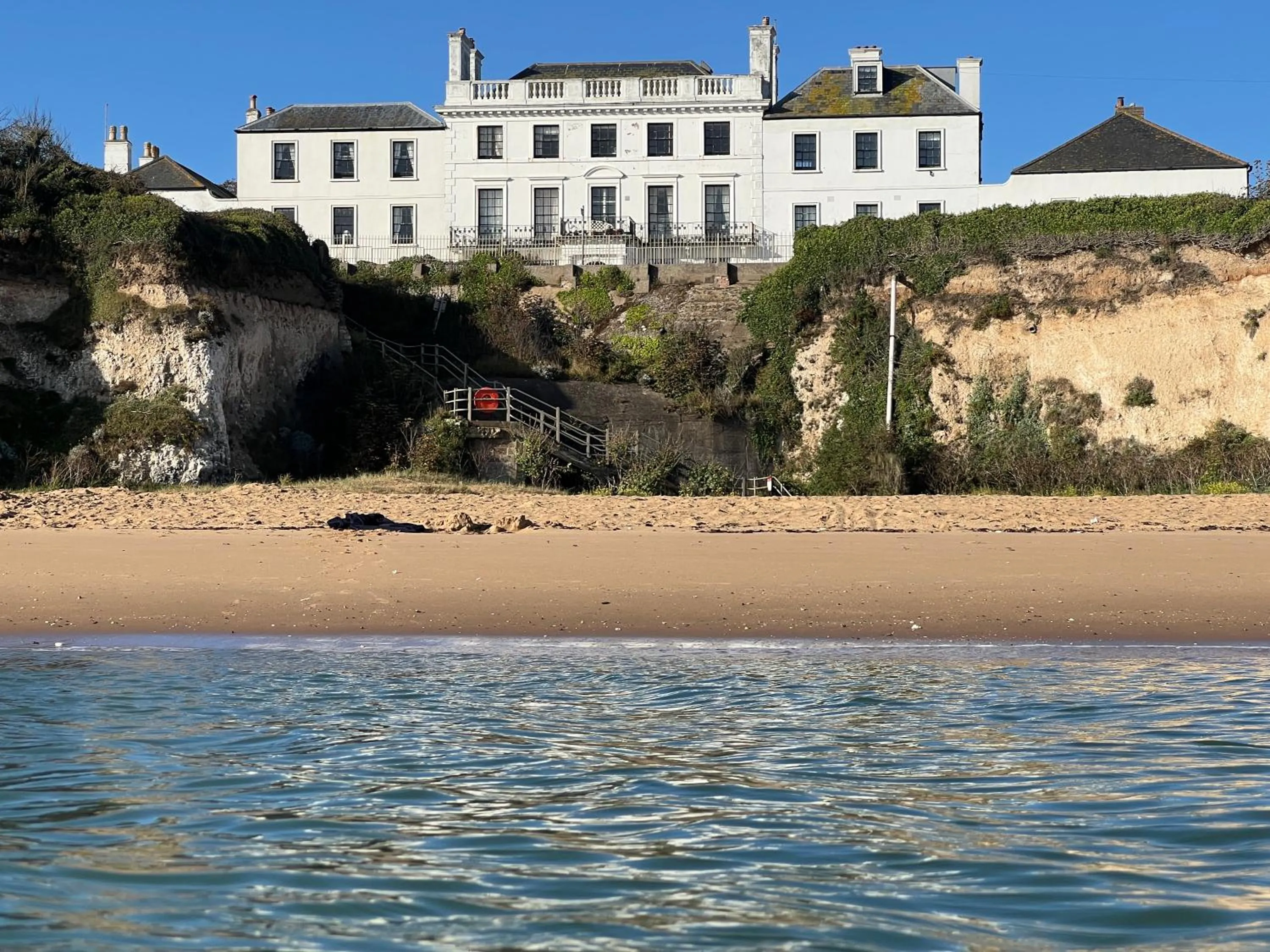 Broadstairs Beach Holiday Apartments, seafront stays opposite Kingsgate Bay with a parking space