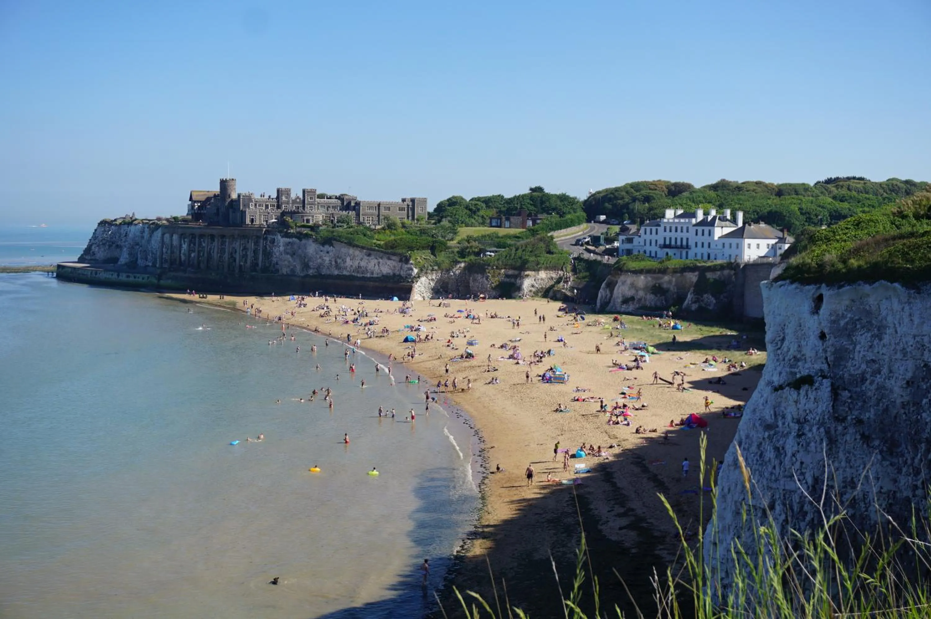 Broadstairs Beach Holiday Apartments, seafront stays opposite Kingsgate Bay with a parking space