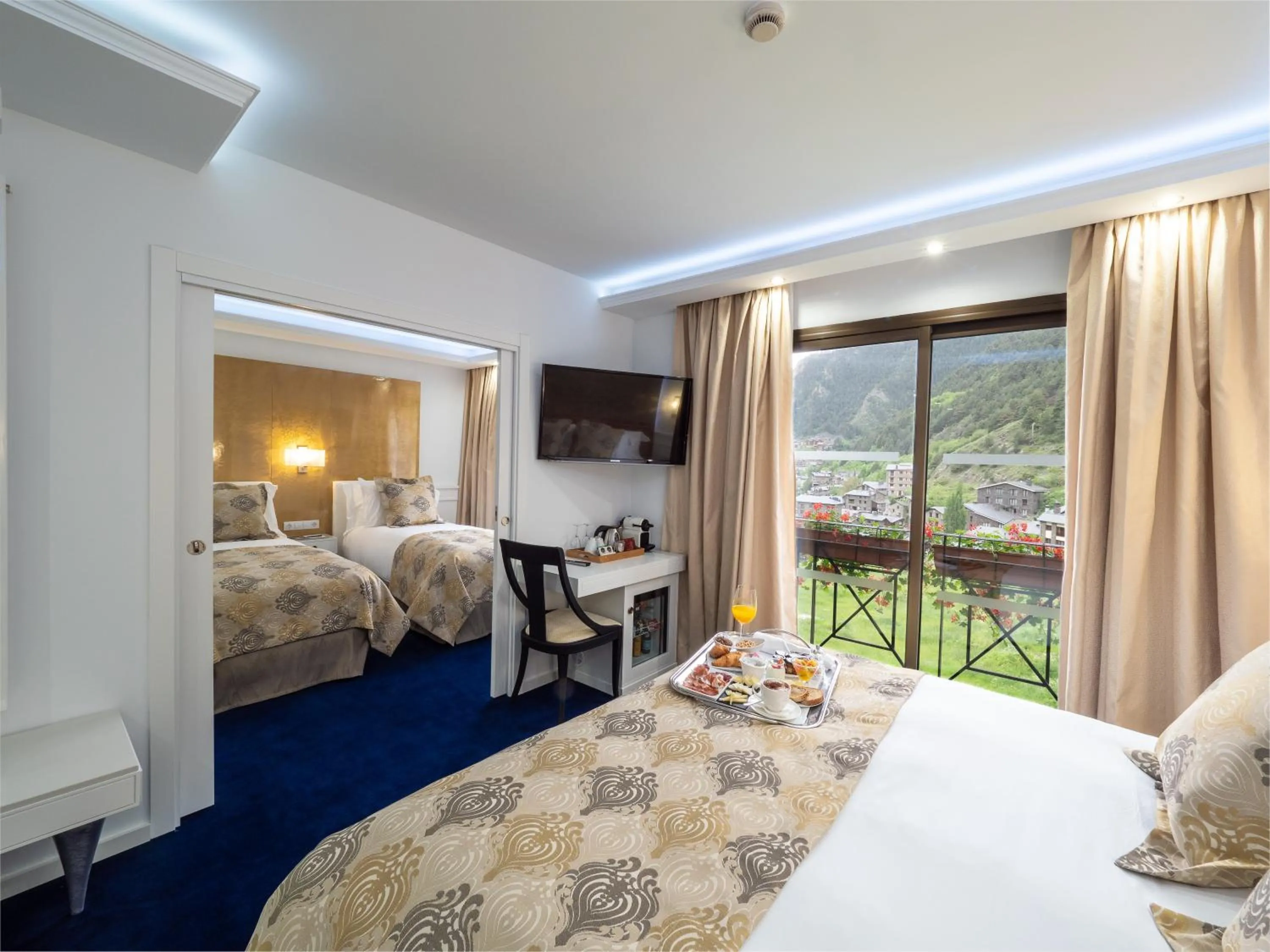 Quadruple Room with Mountain View in Hotel Princesa Parc Excellence