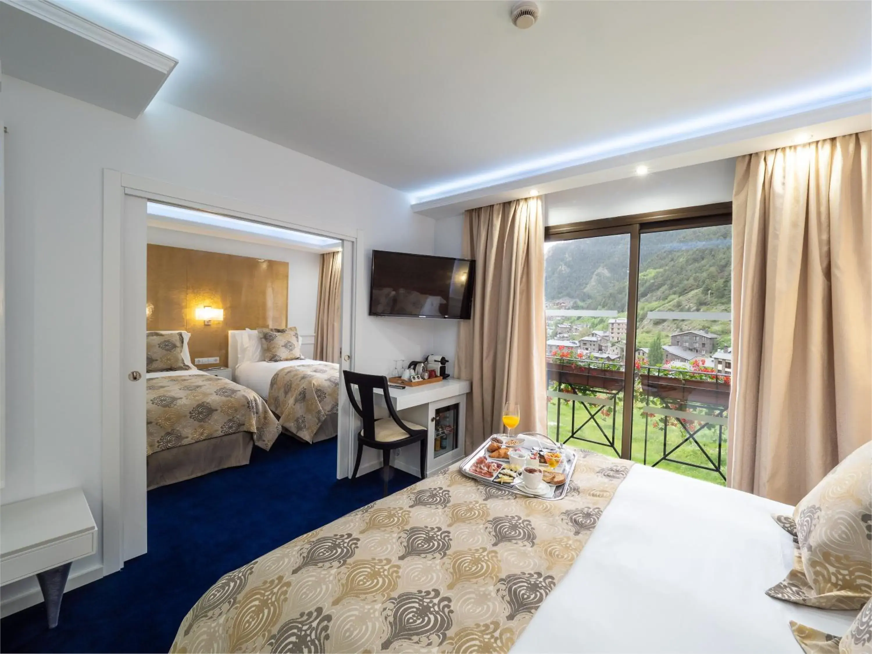 Quadruple Room with Mountain View in Hotel Princesa Parc Excellence Quadruple Room with Mountain View in Hotel Princesa Parc Excellence