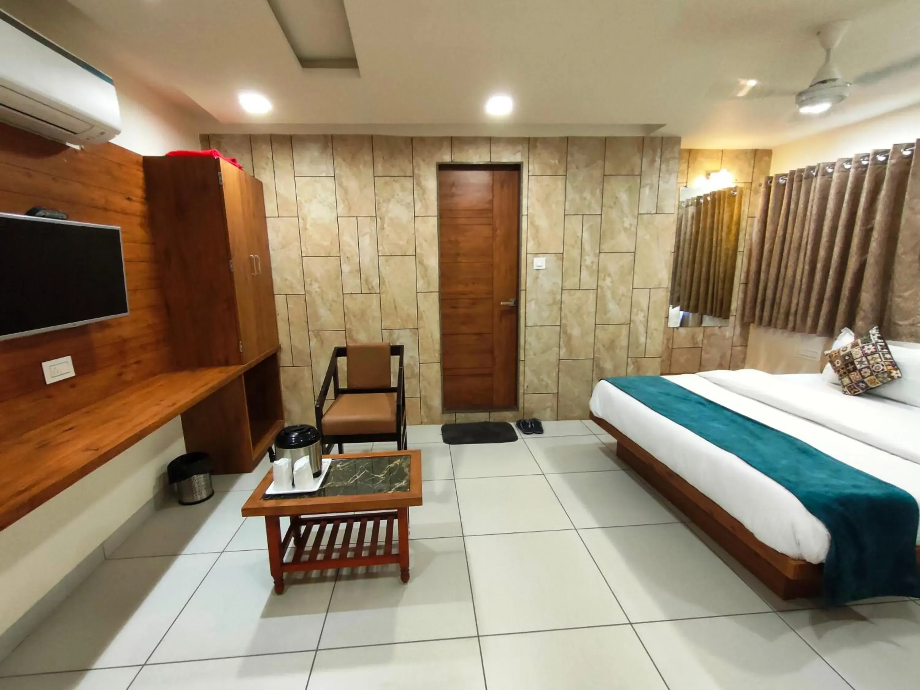 Communal lounge/ TV room, Bed in Hotel Kinara Communal lounge/ TV room, Bed in Hotel Kinara