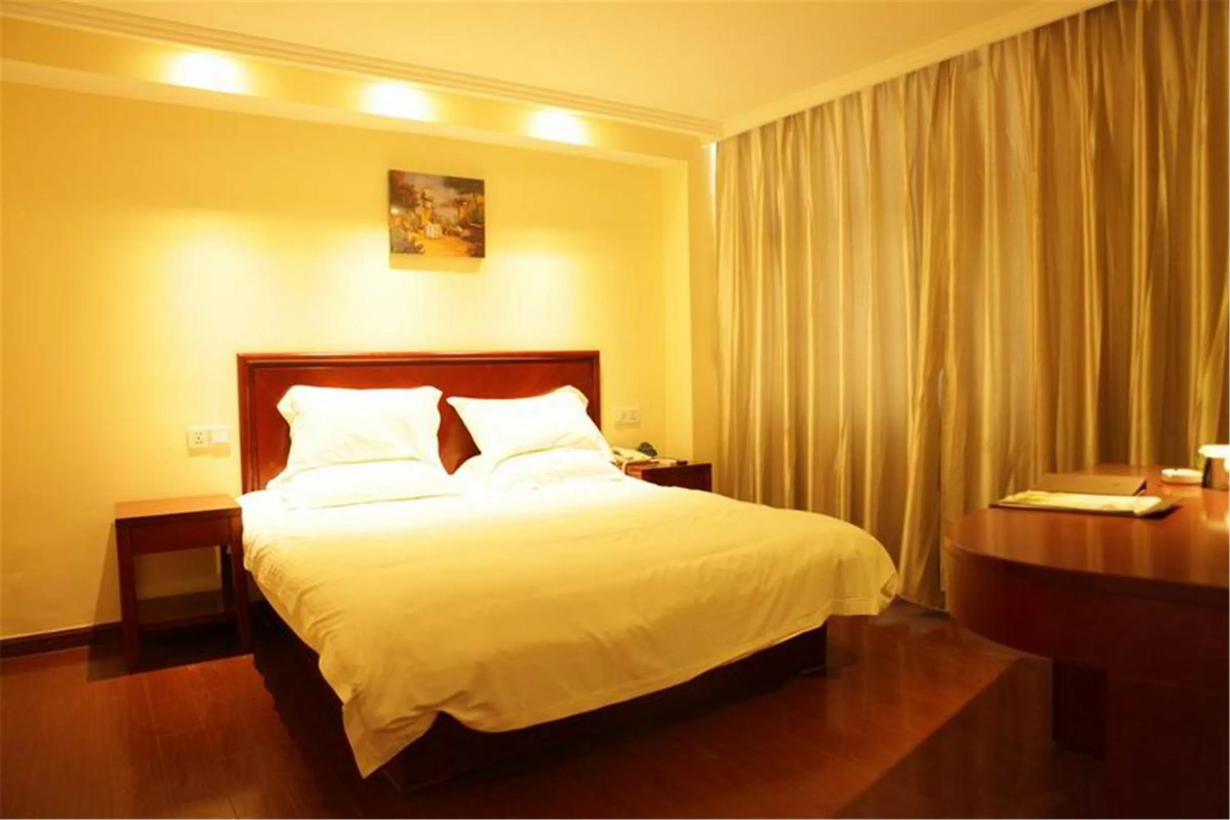Bed in GreeTree Inn JiangSu Suzhou Taiping High-speed North Station Express Hotel