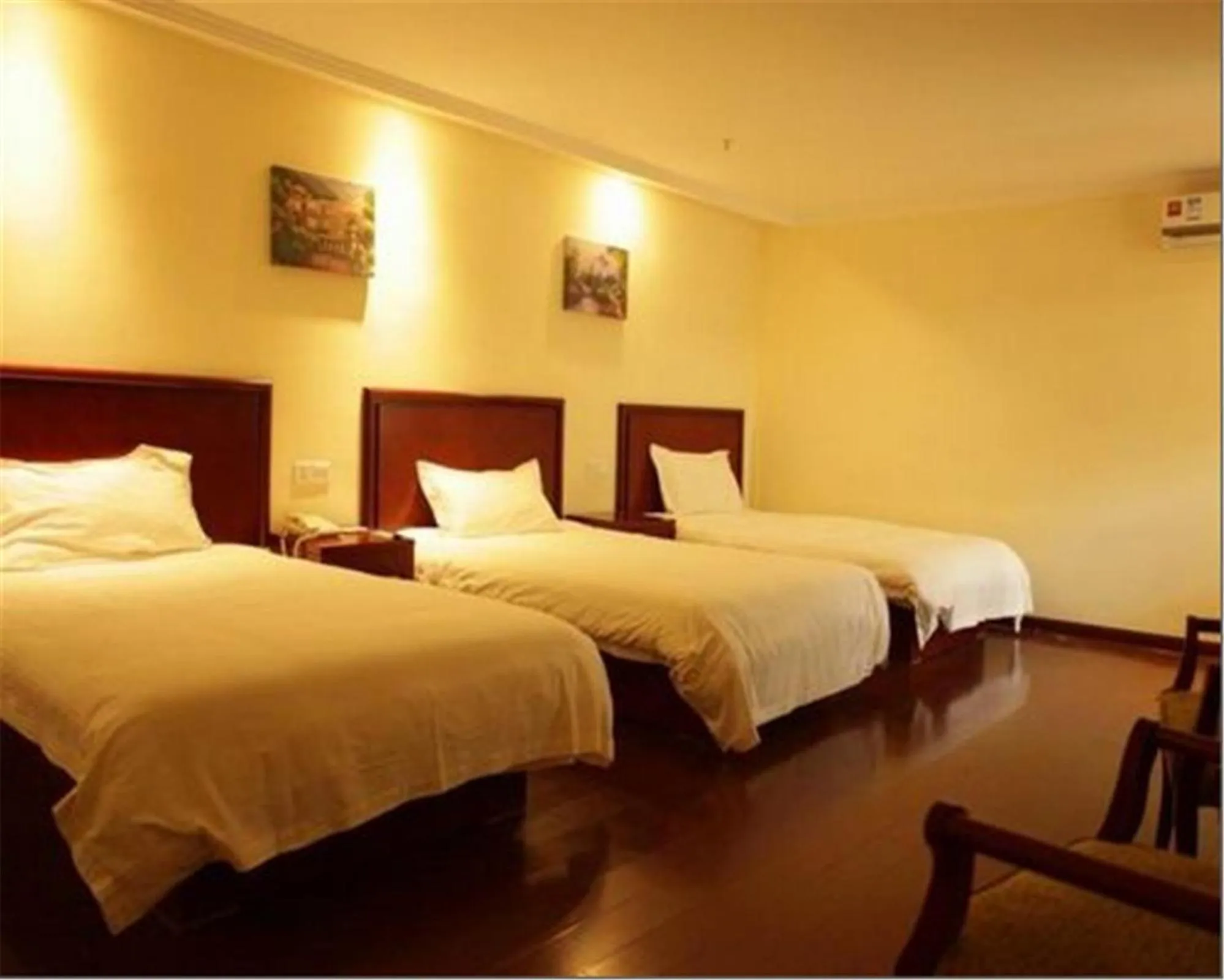 Bed in GreeTree Inn JiangSu Suzhou Taiping High-speed North Station Express Hotel