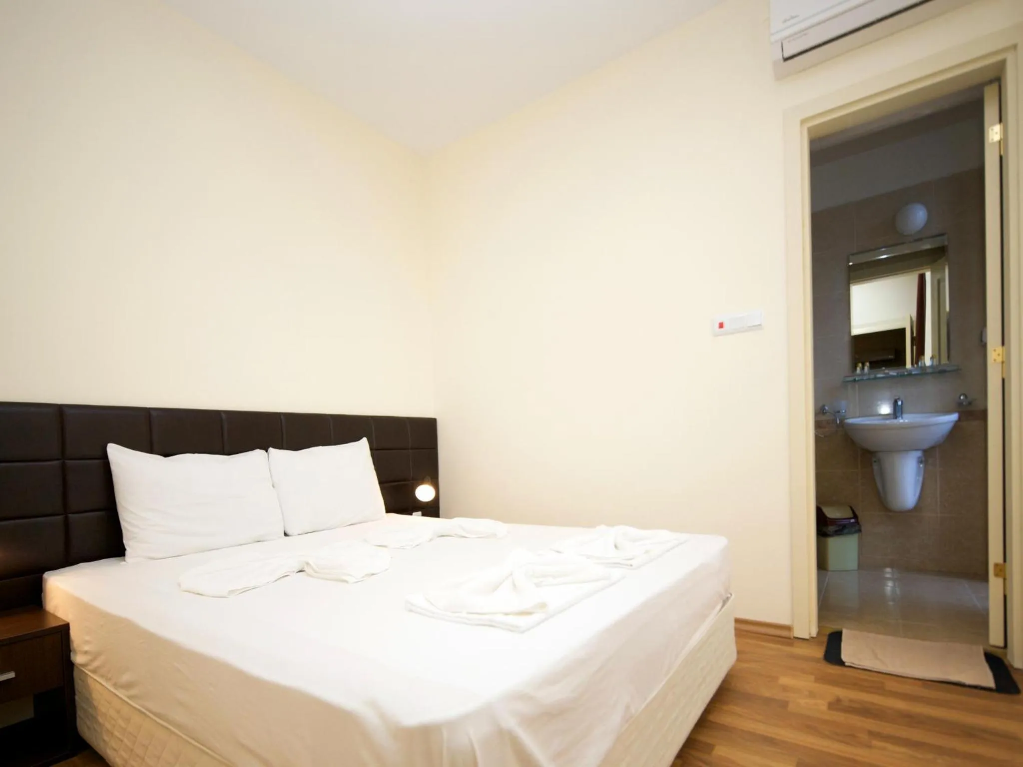 Shower, Bed in Hotel Golden Ina - Ultra All Inclusive - Beachfront