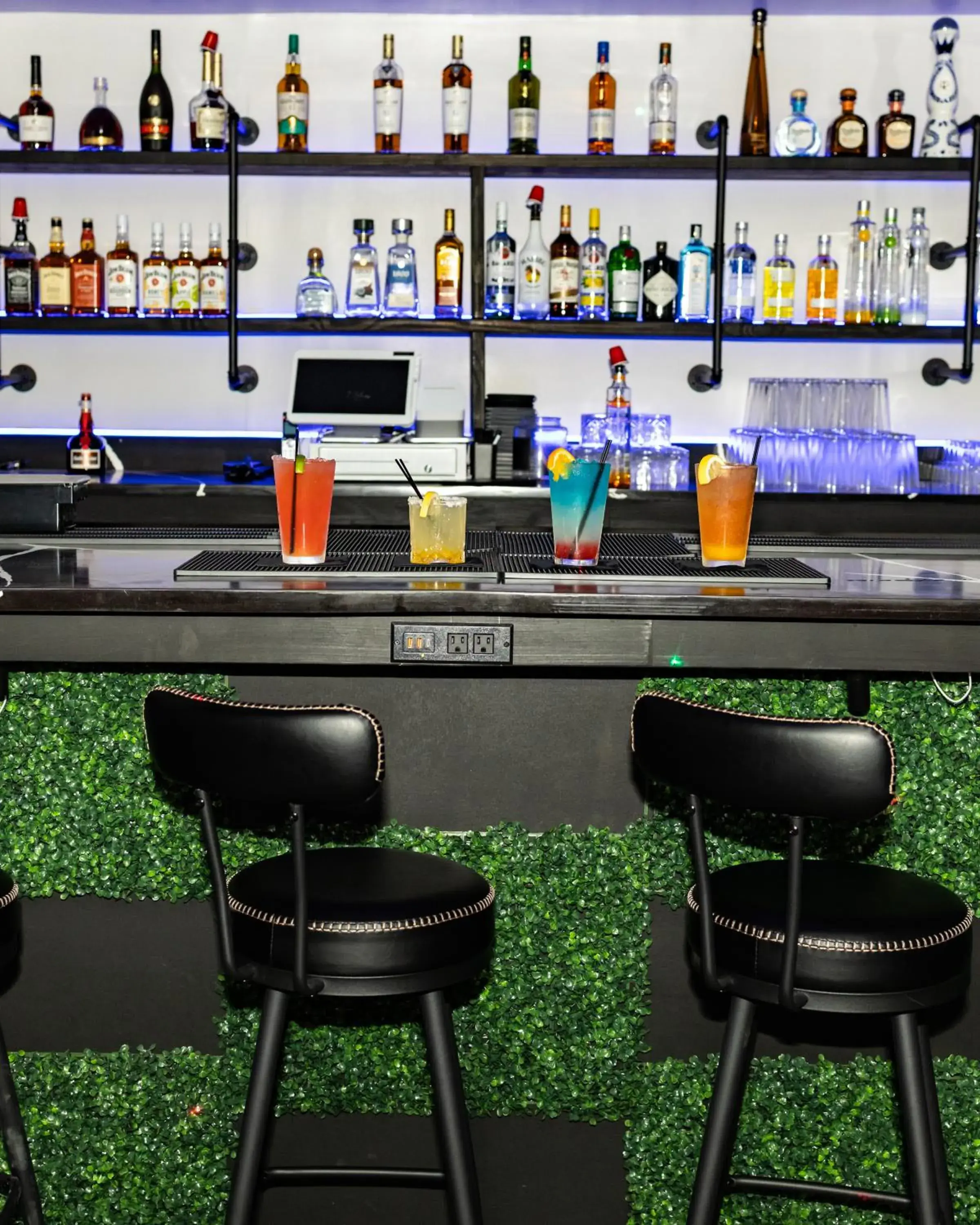 Lounge or bar in Suburban Studios Slidell I-10 Lounge or bar in Suburban Studios Slidell I-10