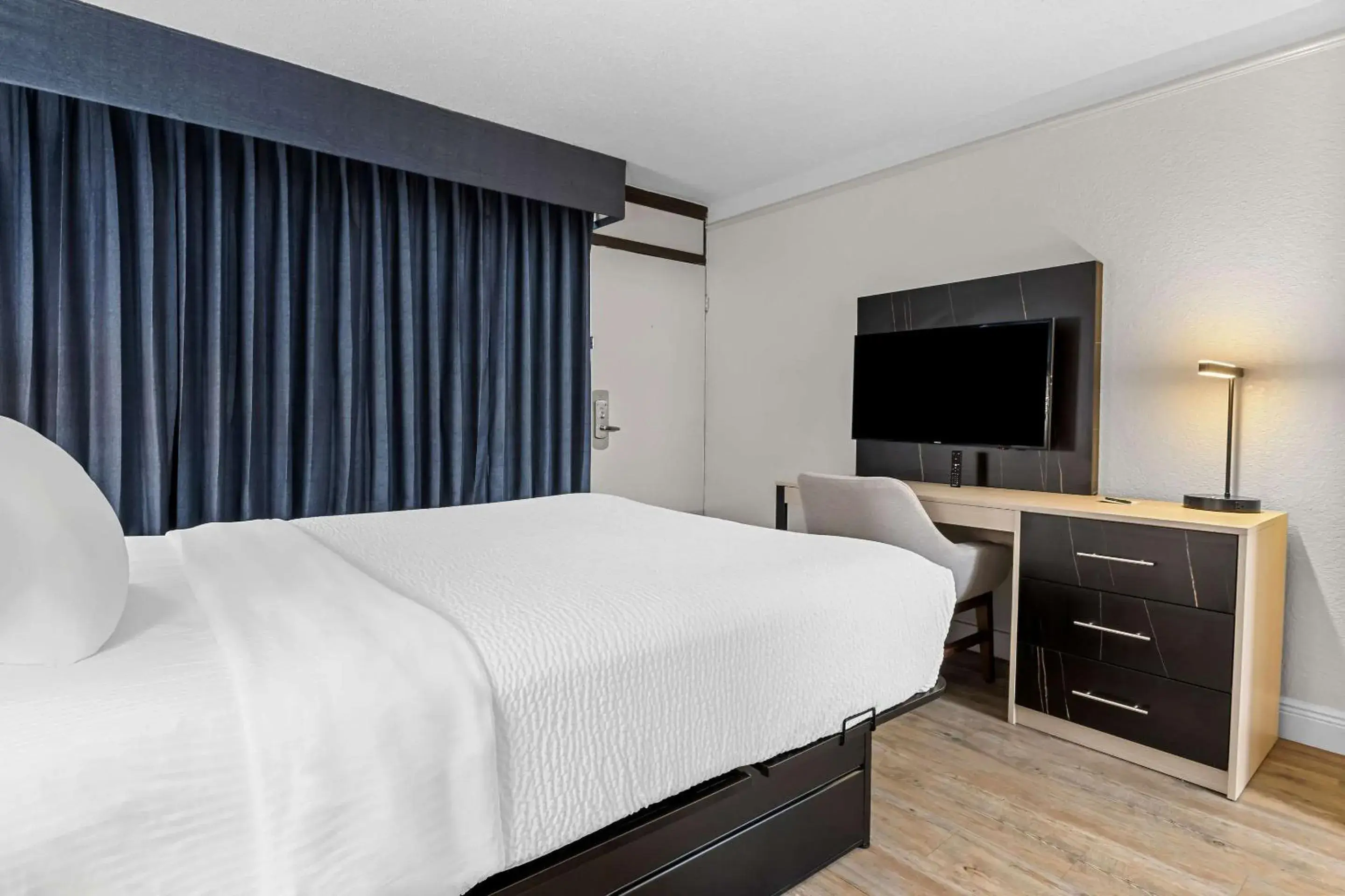 Bedroom, Bed in Suburban Studios Slidell I-10 Bedroom, Bed in Suburban Studios Slidell I-10