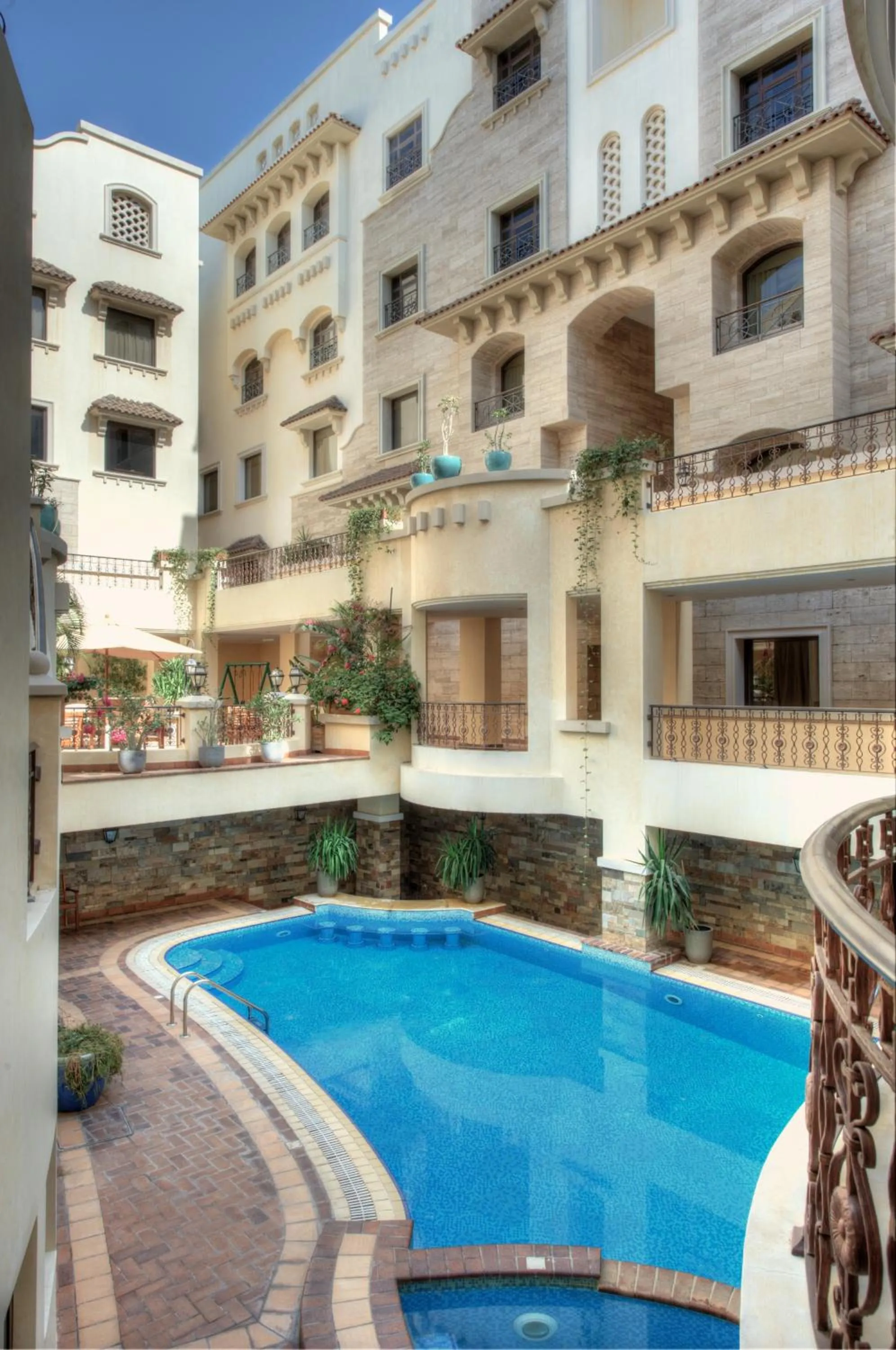 Swimming pool in Rawasi Hotel Apartments