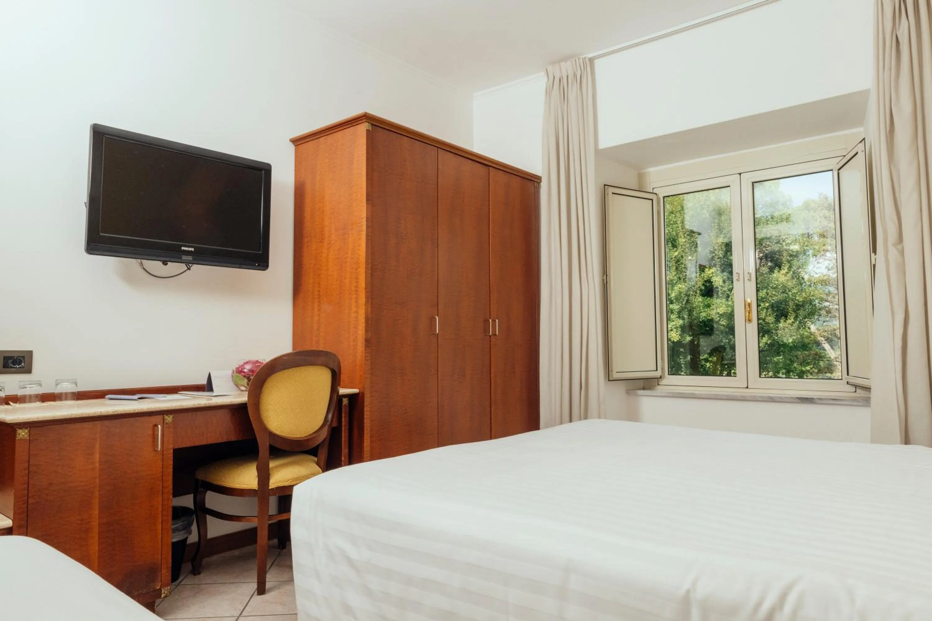 Communal lounge/ TV room, Bed in Grand Hotel Telese