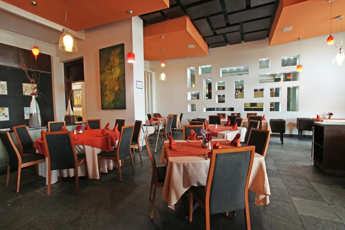 Restaurant/places to eat in Hotel Colón Plaza Business Class
