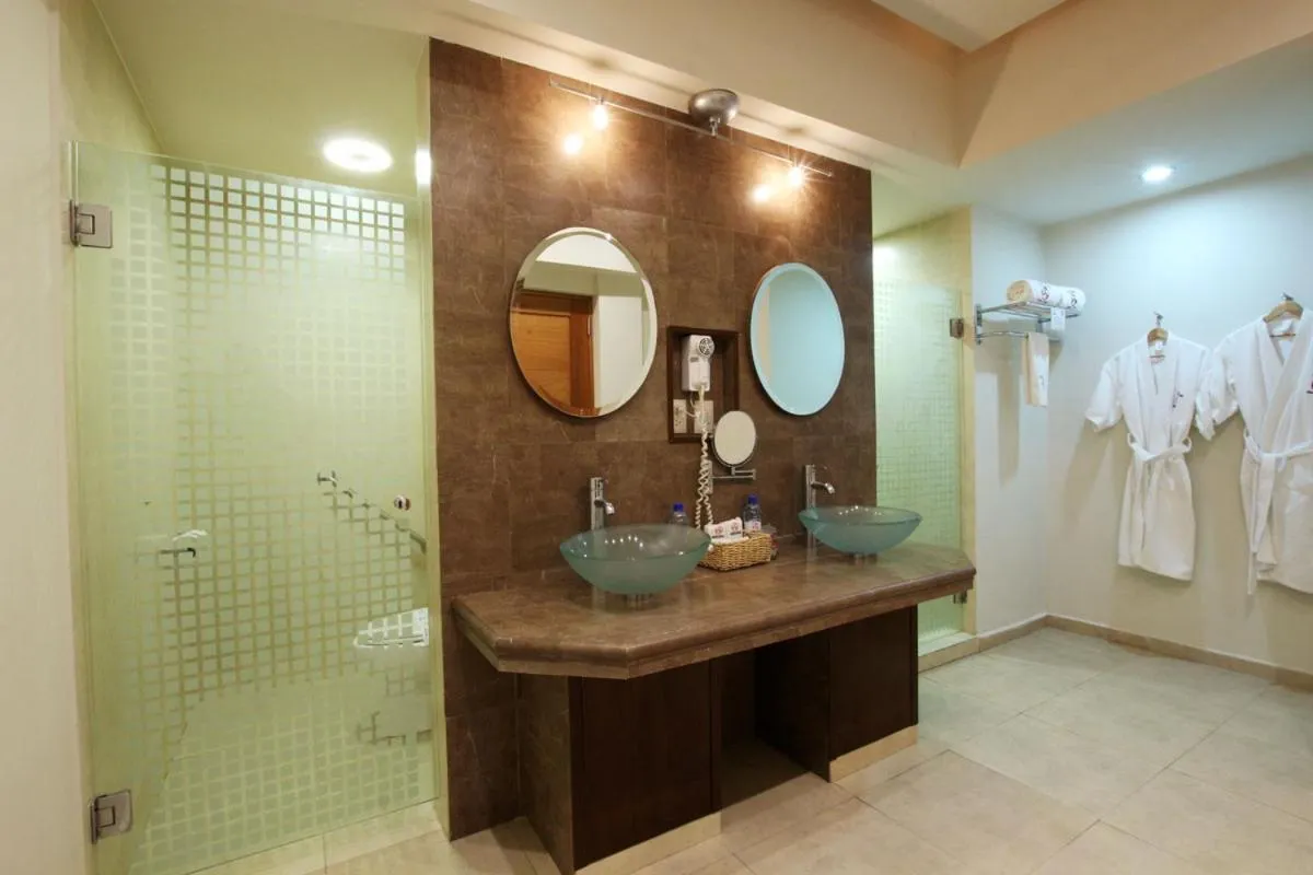 Shower in Hotel Colón Plaza Business Class