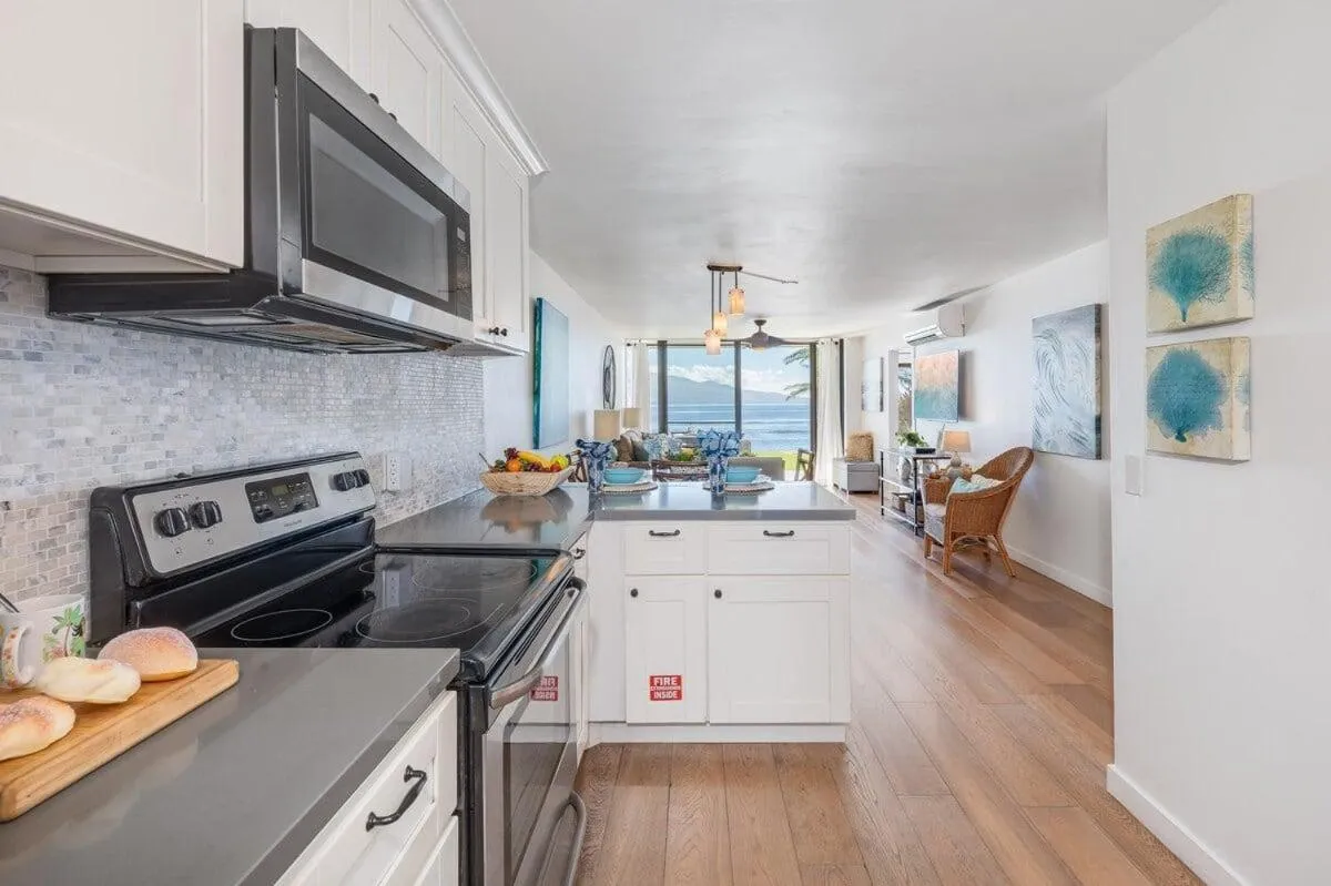 Lauloa 105 · LOA 105 2BD OceanFront Getaway w AC Pool