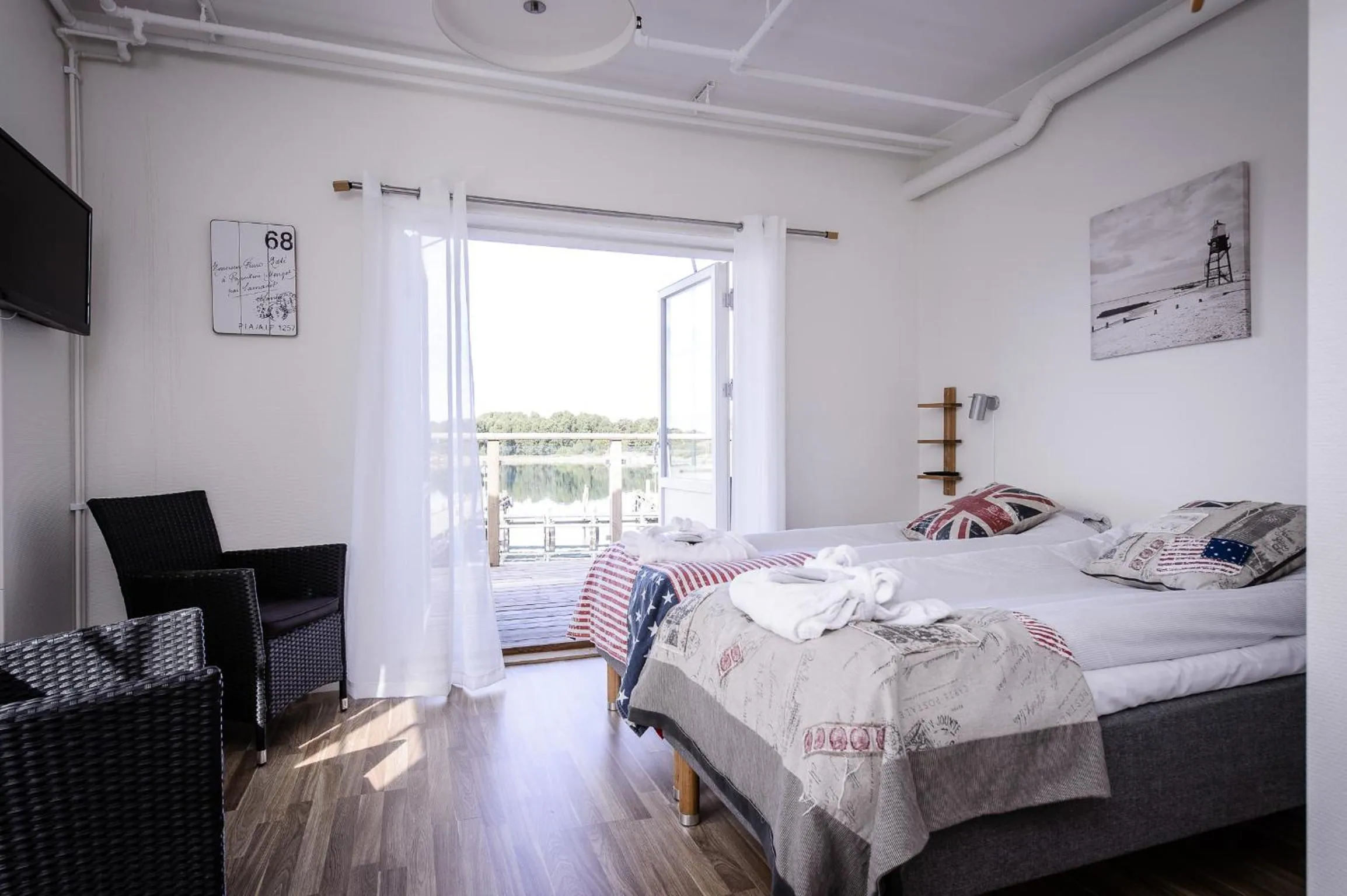 Shower, Bed in Grebys Hotell & Restaurang