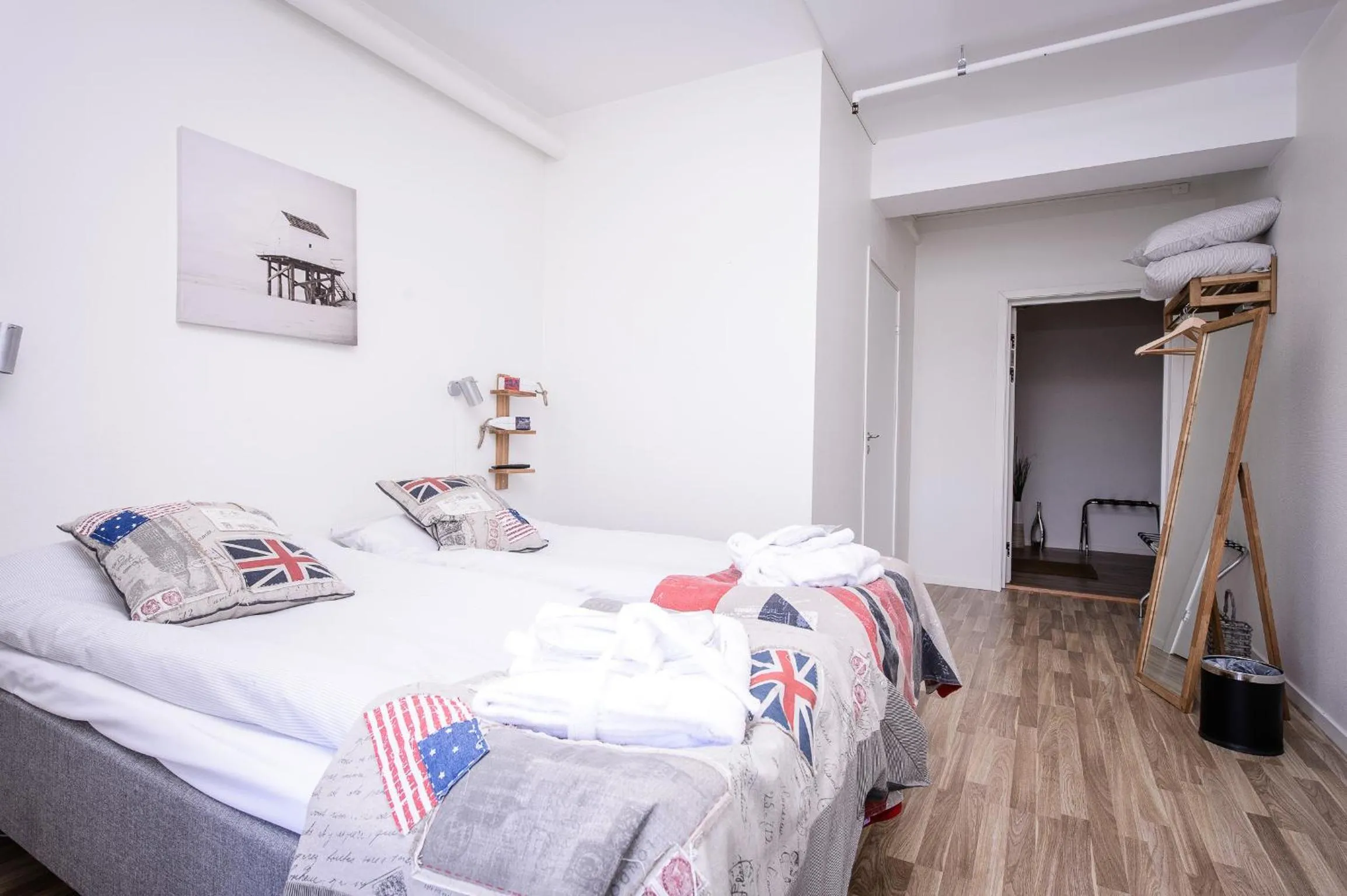 Shower, Bed in Grebys Hotell & Restaurang