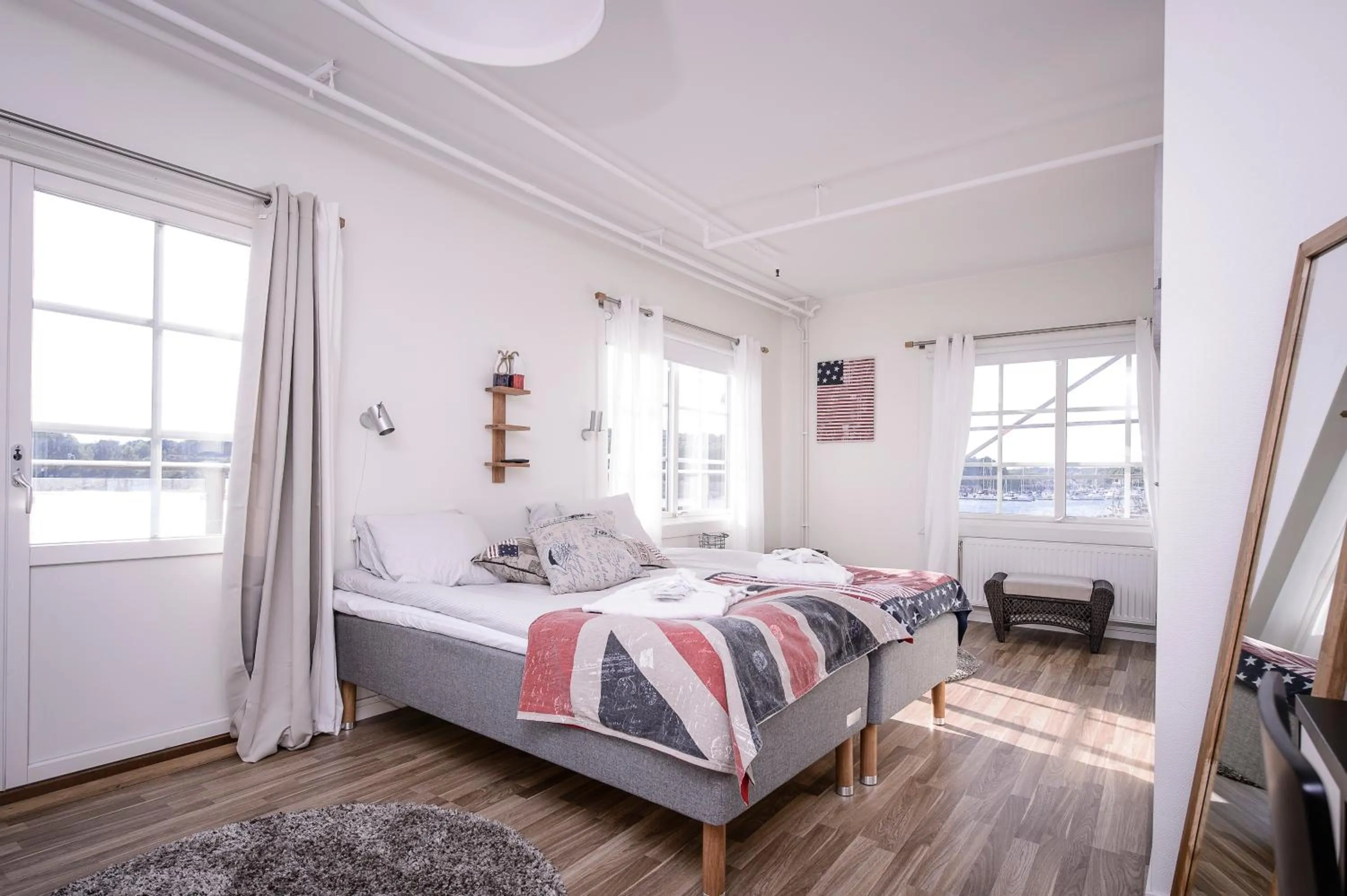 Shower, Bed in Grebys Hotell & Restaurang