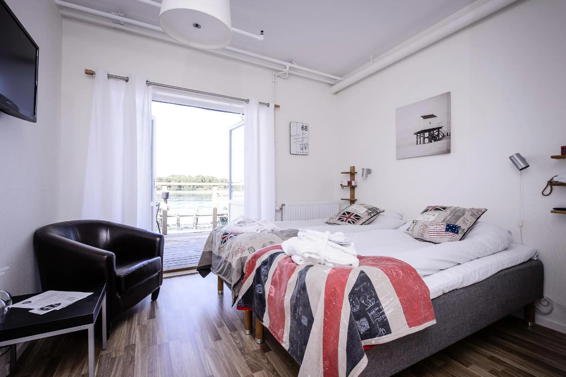Shower, Bed in Grebys Hotell & Restaurang