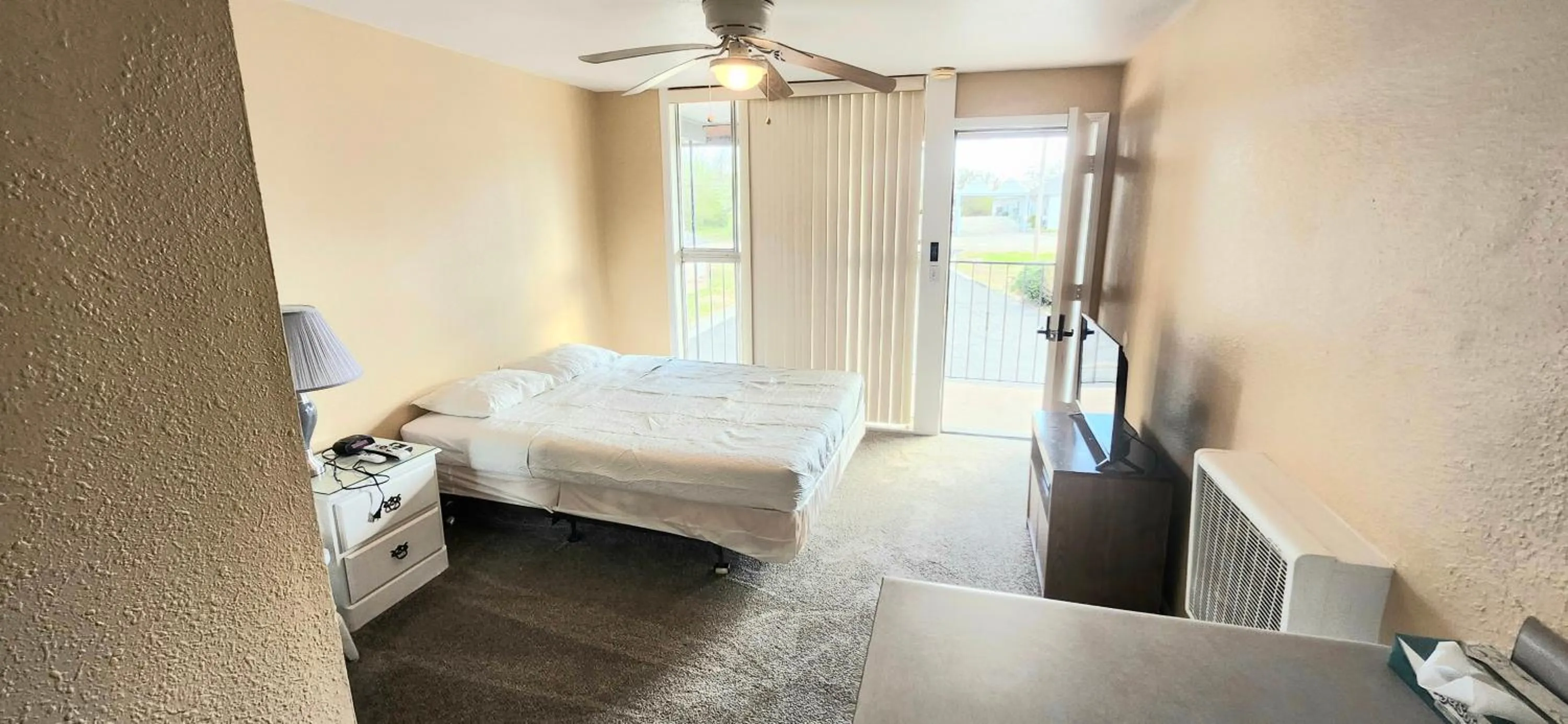 Bed in Twin Lakes Inn