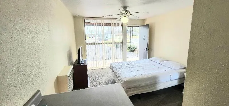 Bed in Twin Lakes Inn