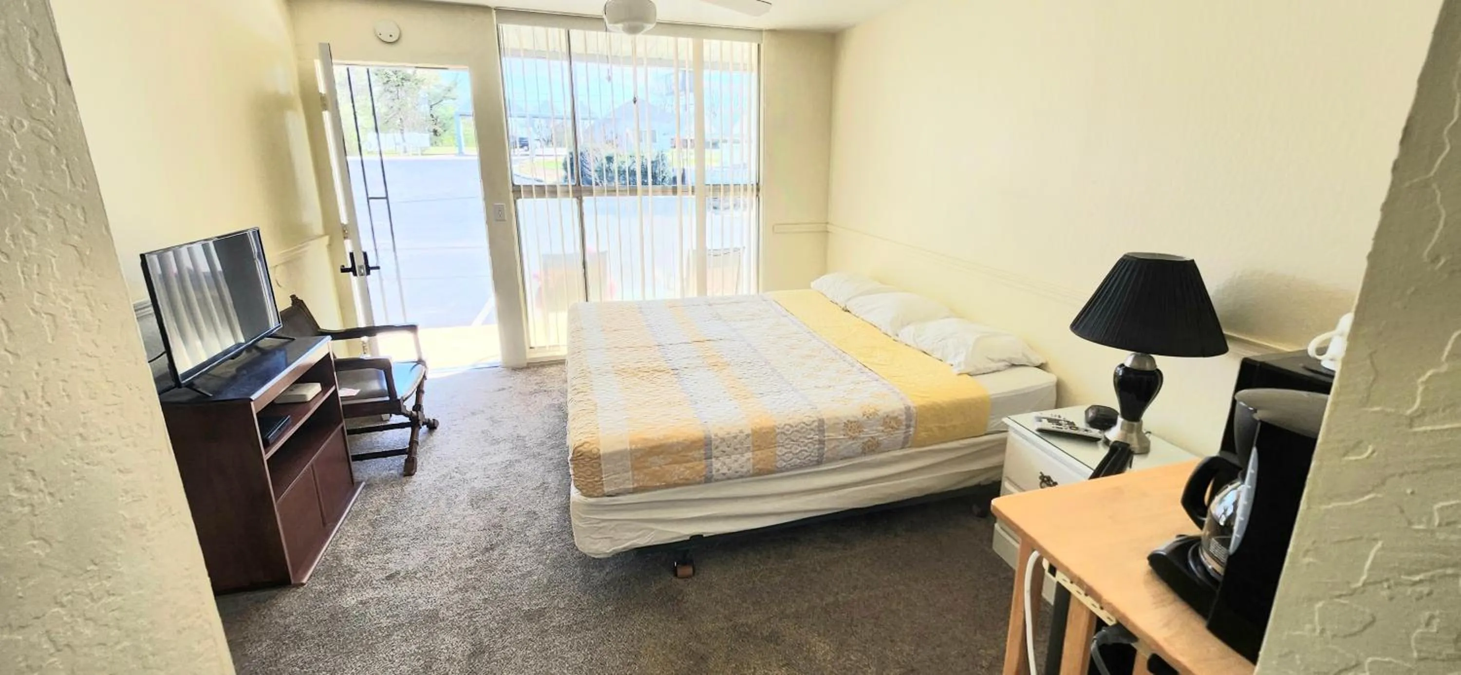 Bed in Twin Lakes Inn