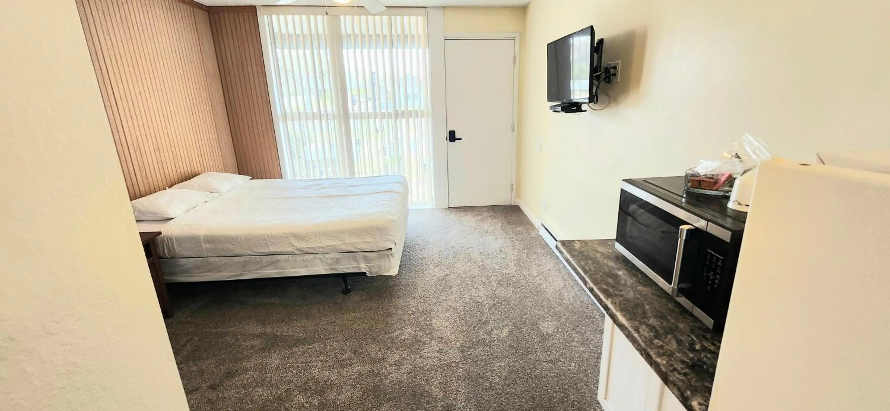 Bed in Twin Lakes Inn