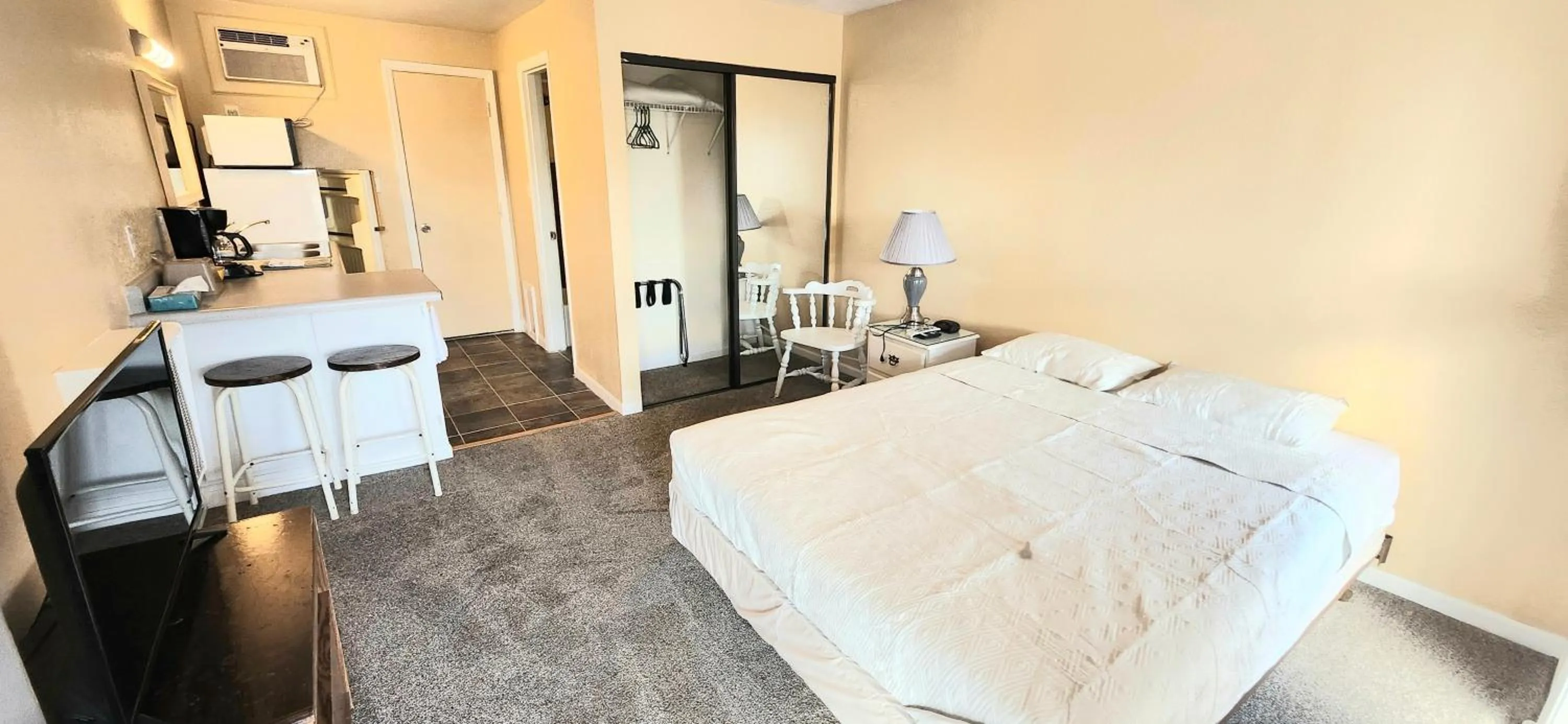 Bed in Twin Lakes Inn