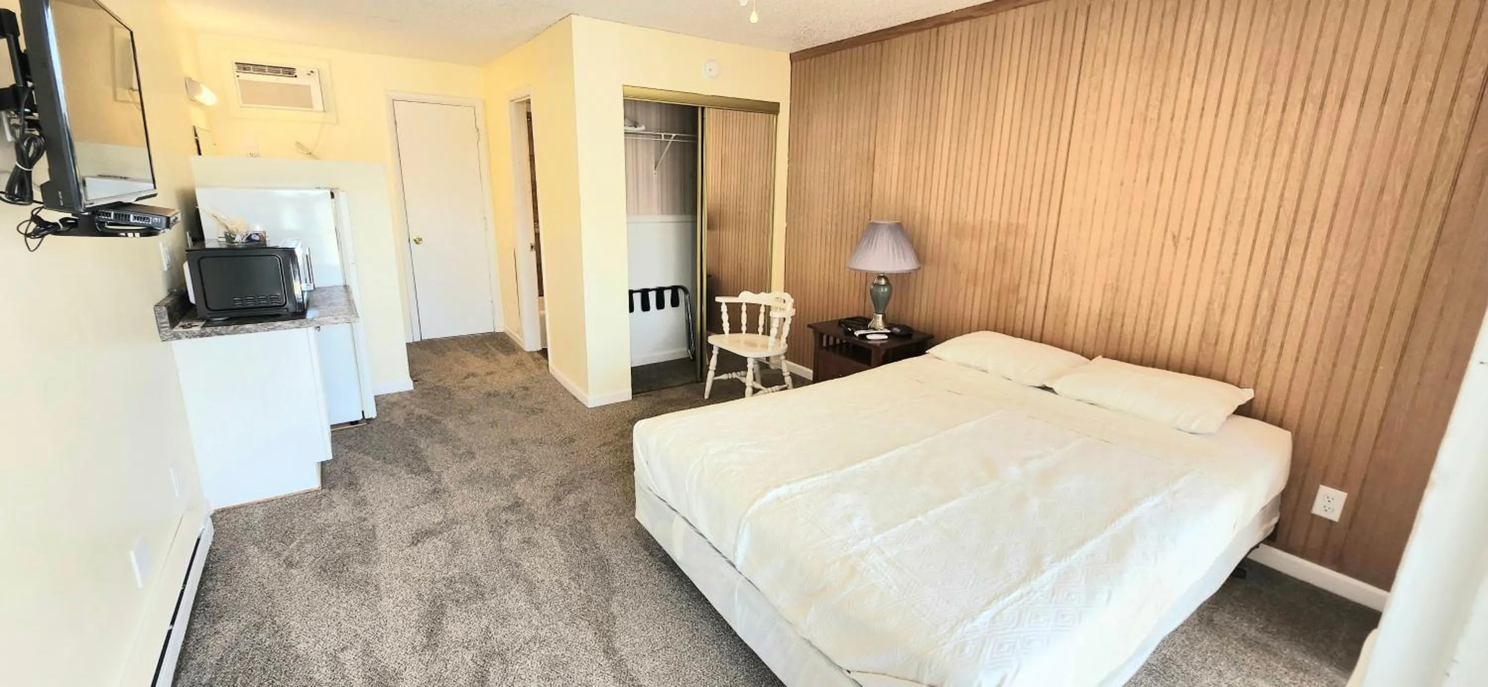 Bed in Twin Lakes Inn