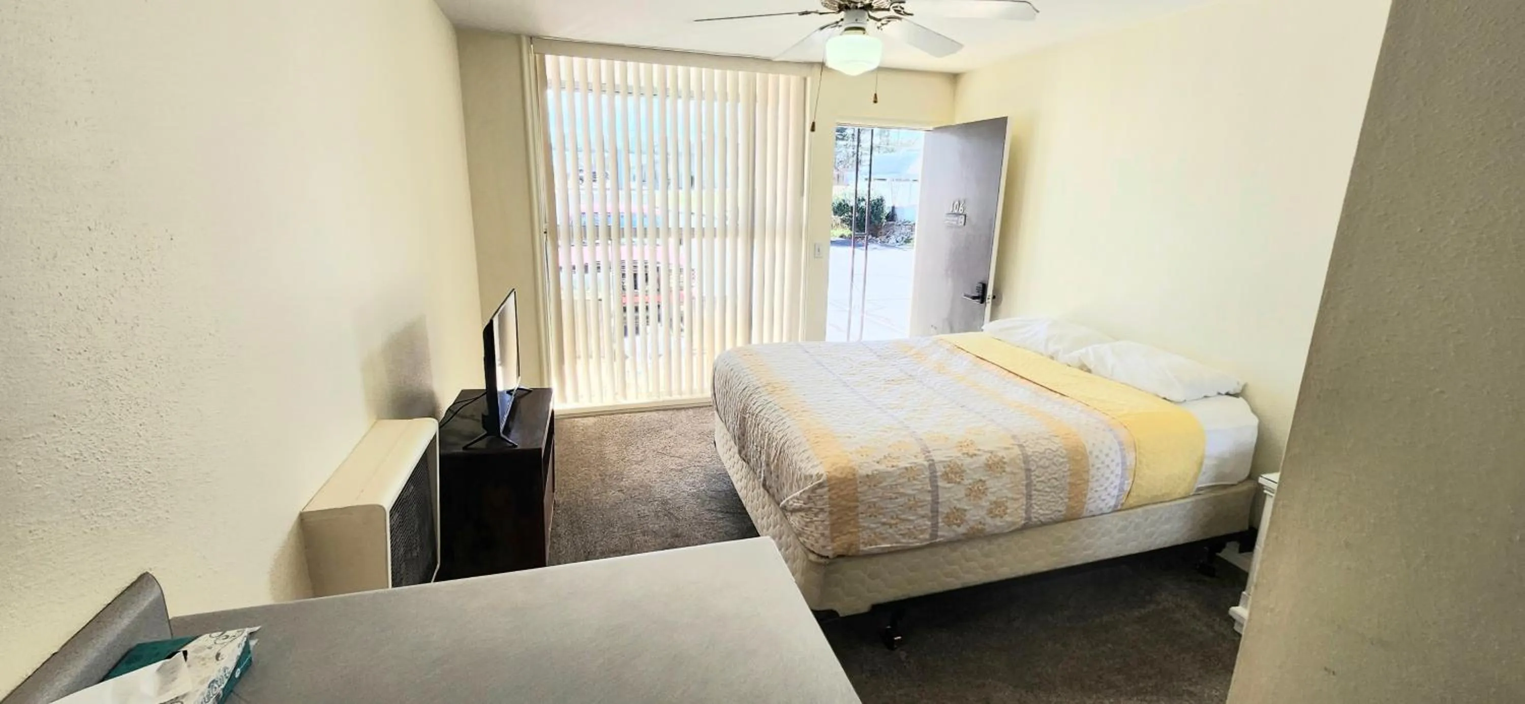 Bed in Twin Lakes Inn