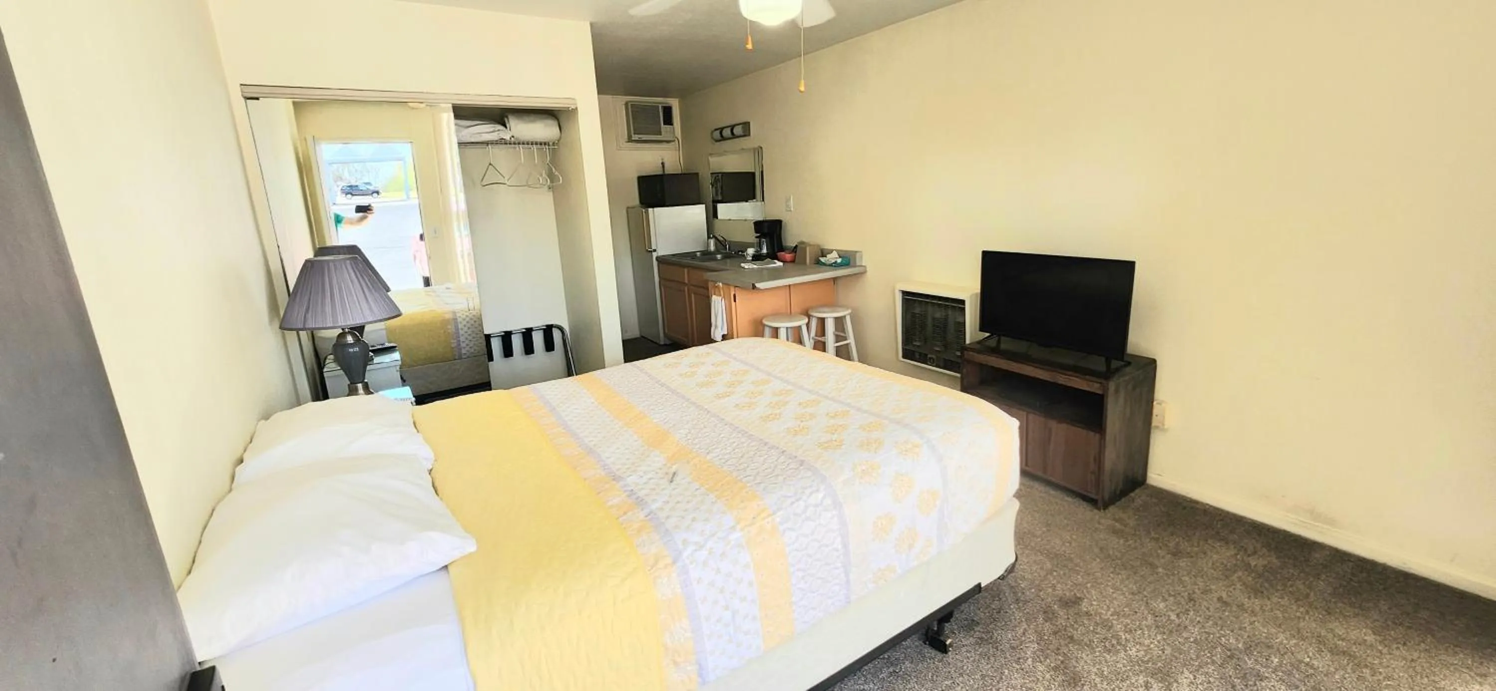 Bed in Twin Lakes Inn