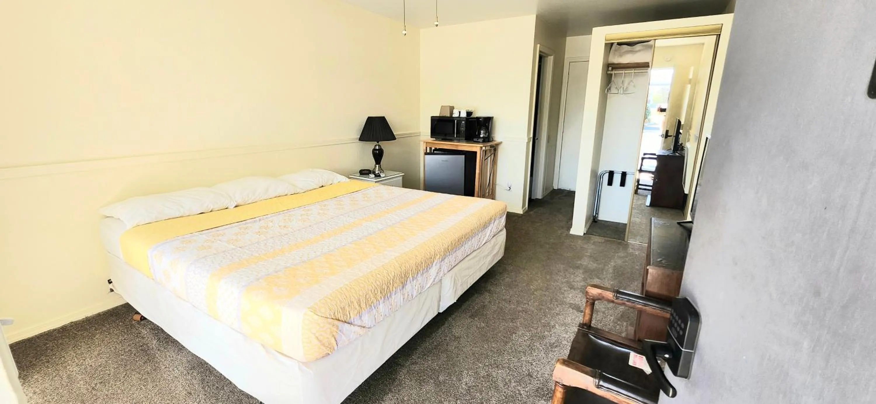 Bed in Twin Lakes Inn