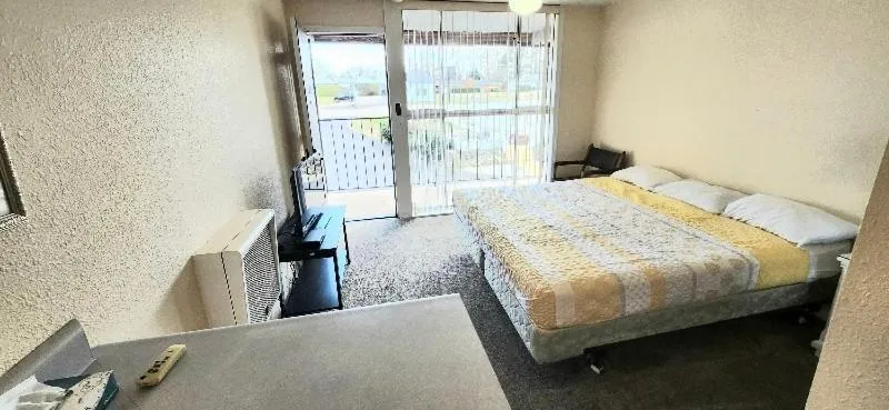 Bed in Twin Lakes Inn