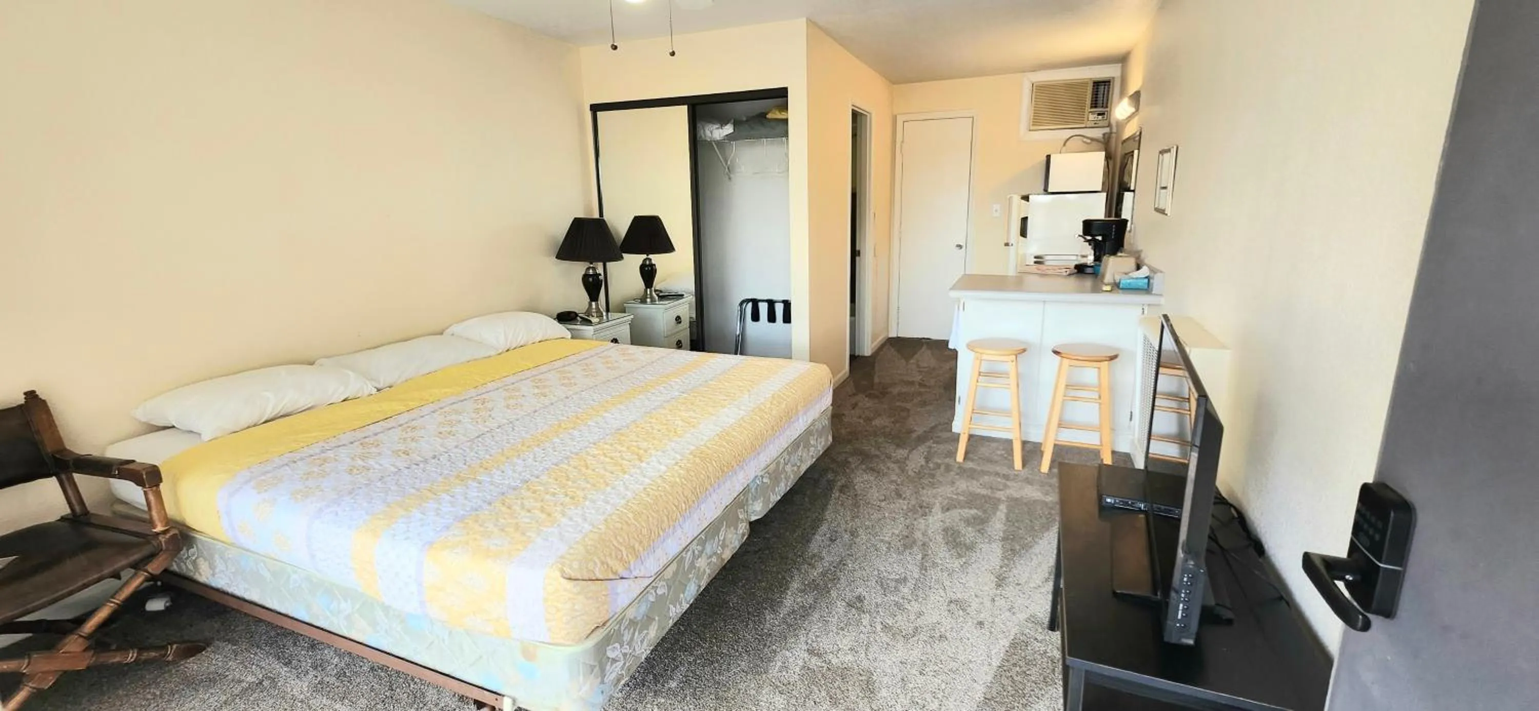 Bed in Twin Lakes Inn