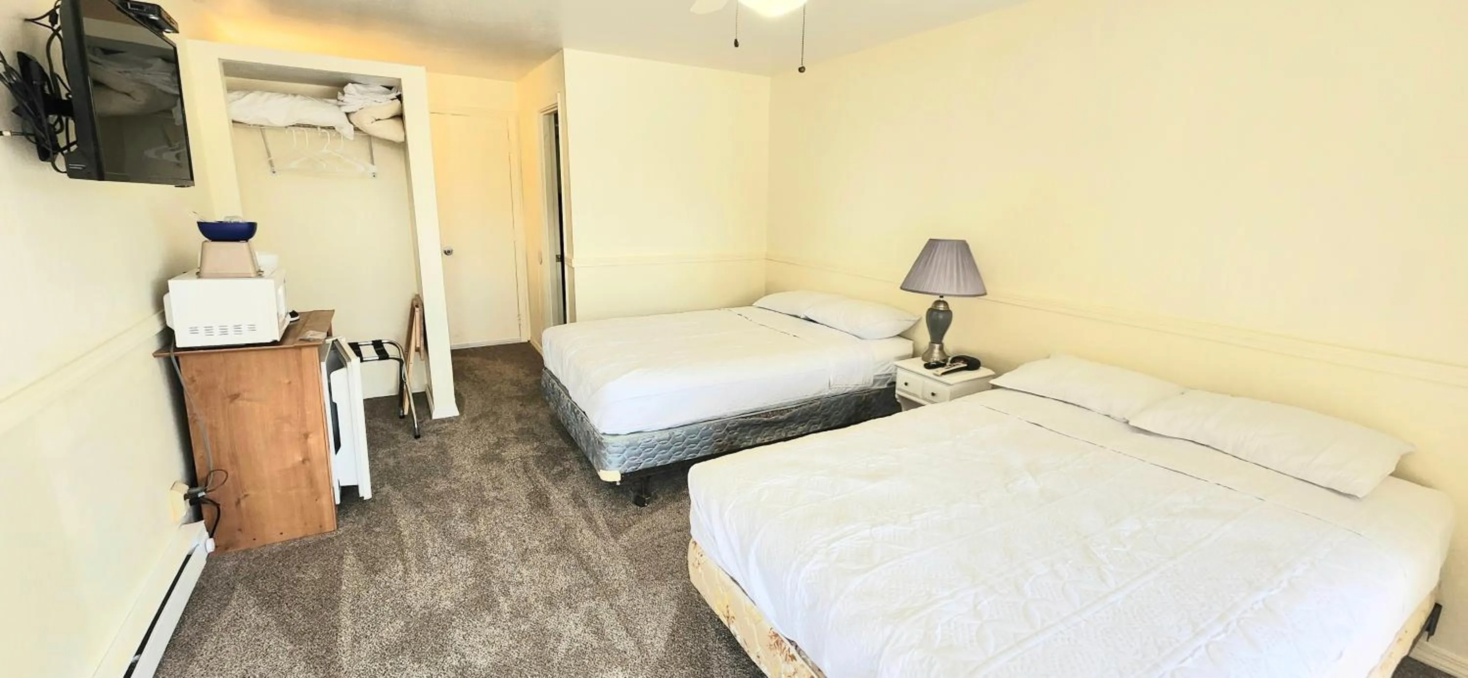 Bed in Twin Lakes Inn