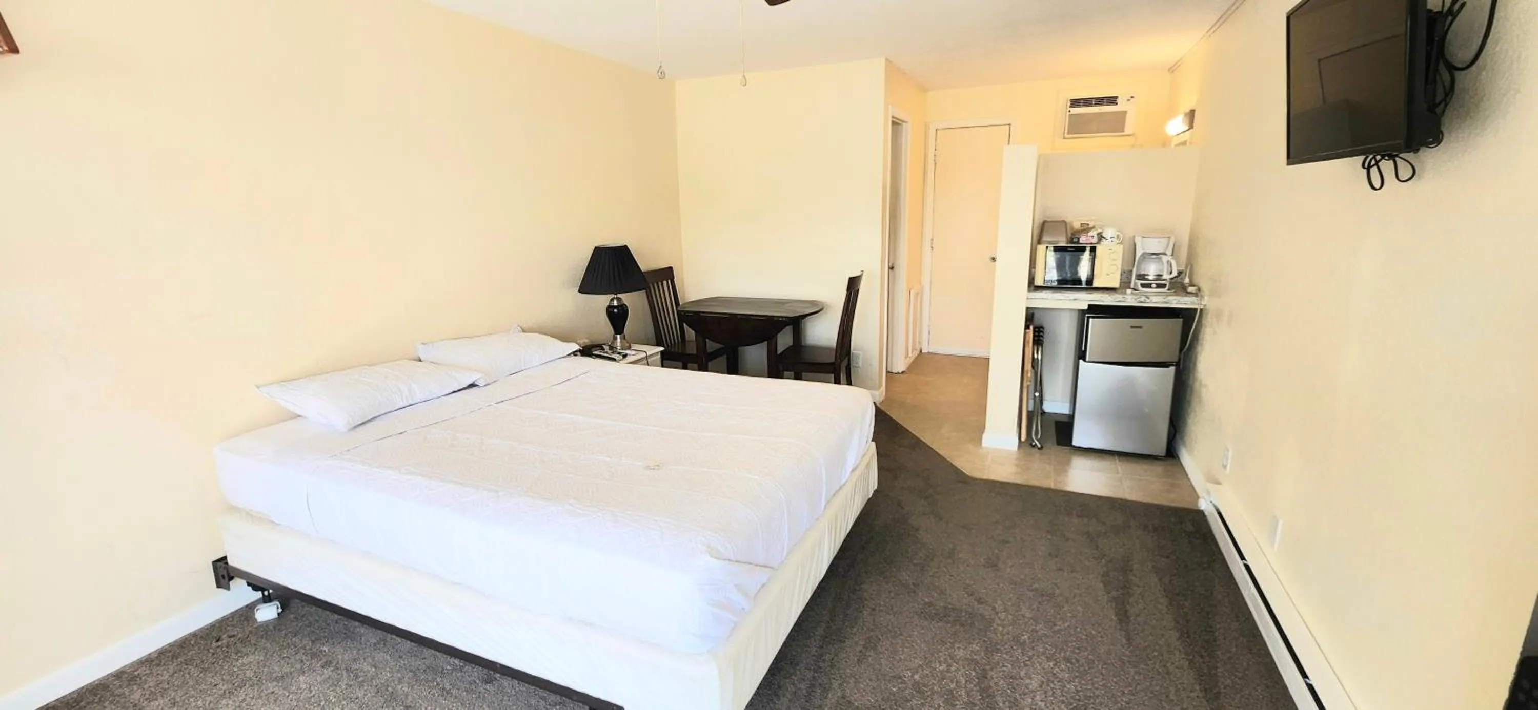 Bed in Twin Lakes Inn