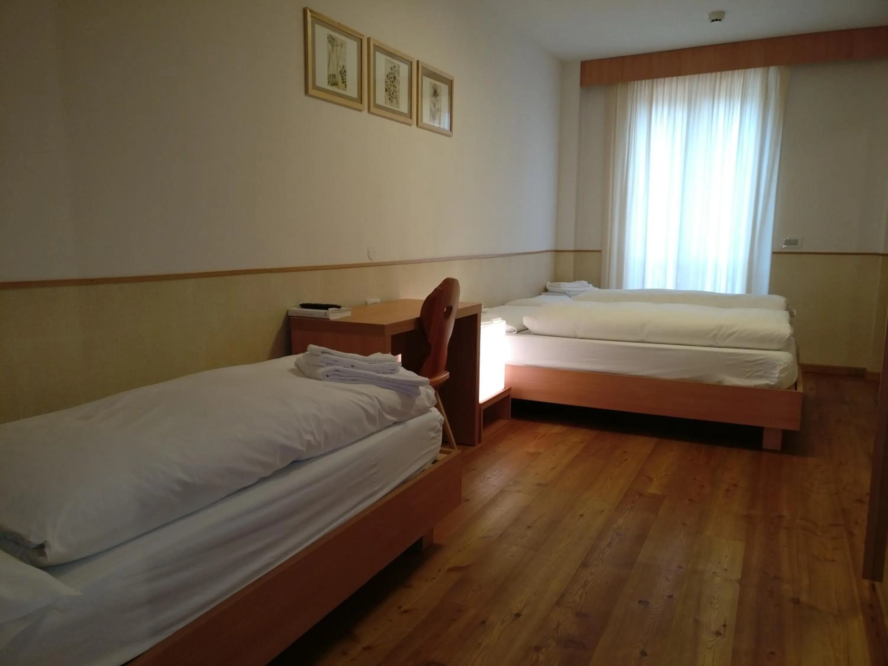 Photo of the whole room, Bed in Lumen