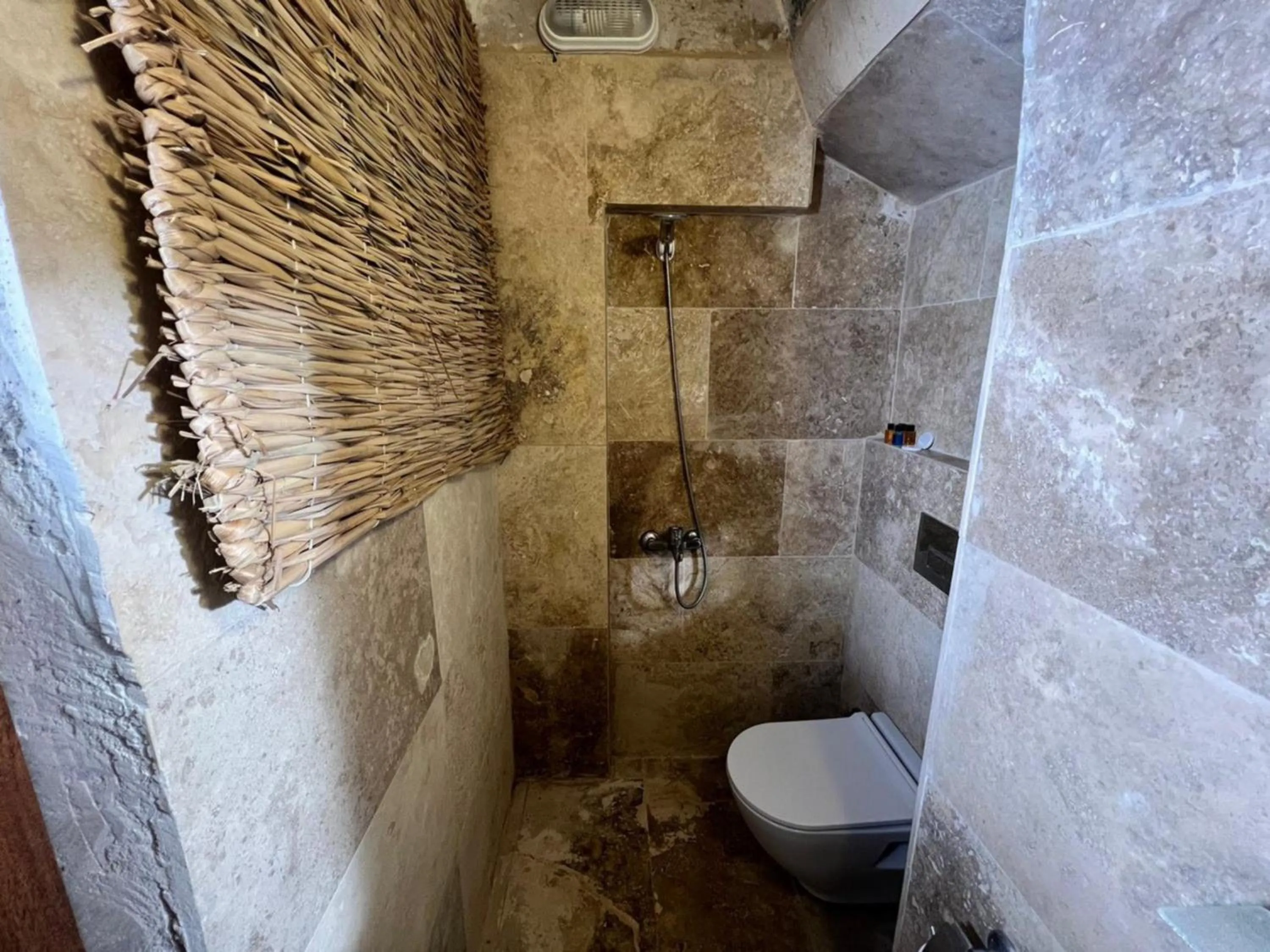 Shower in Yeşilöz inn Cave otel
