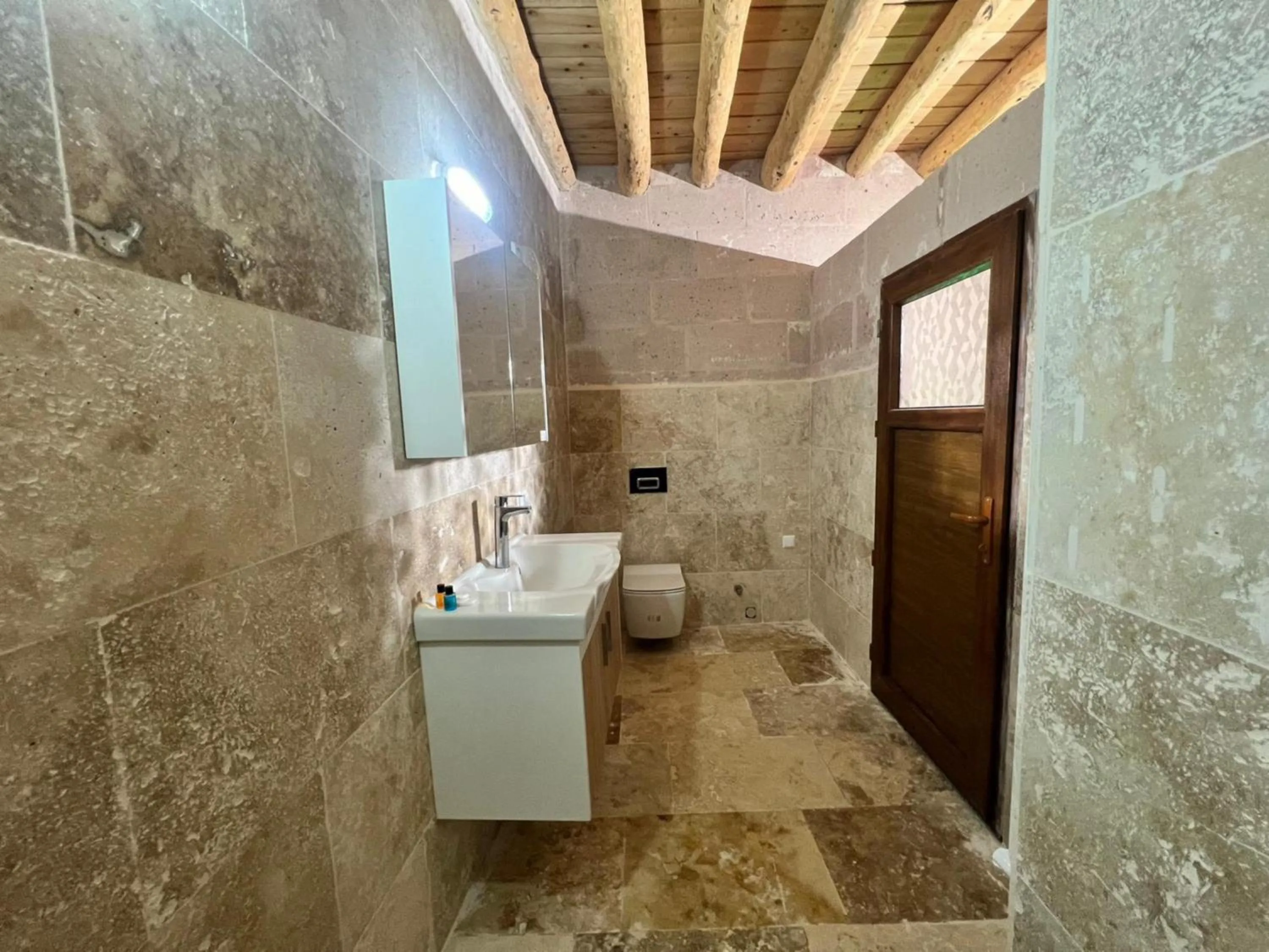 Toilet in Yeşilöz inn Cave otel