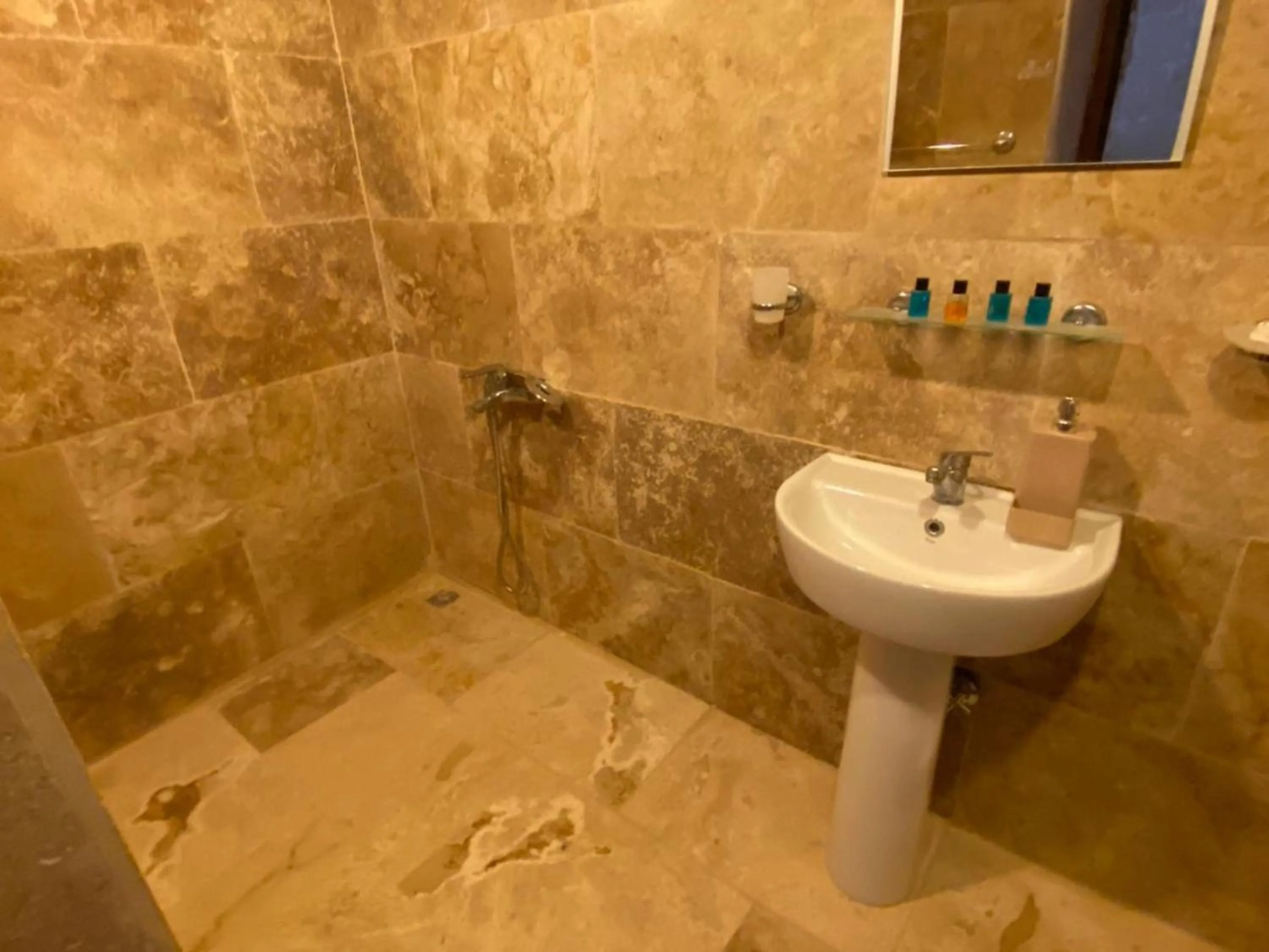 Shower in Yeşilöz inn Cave otel