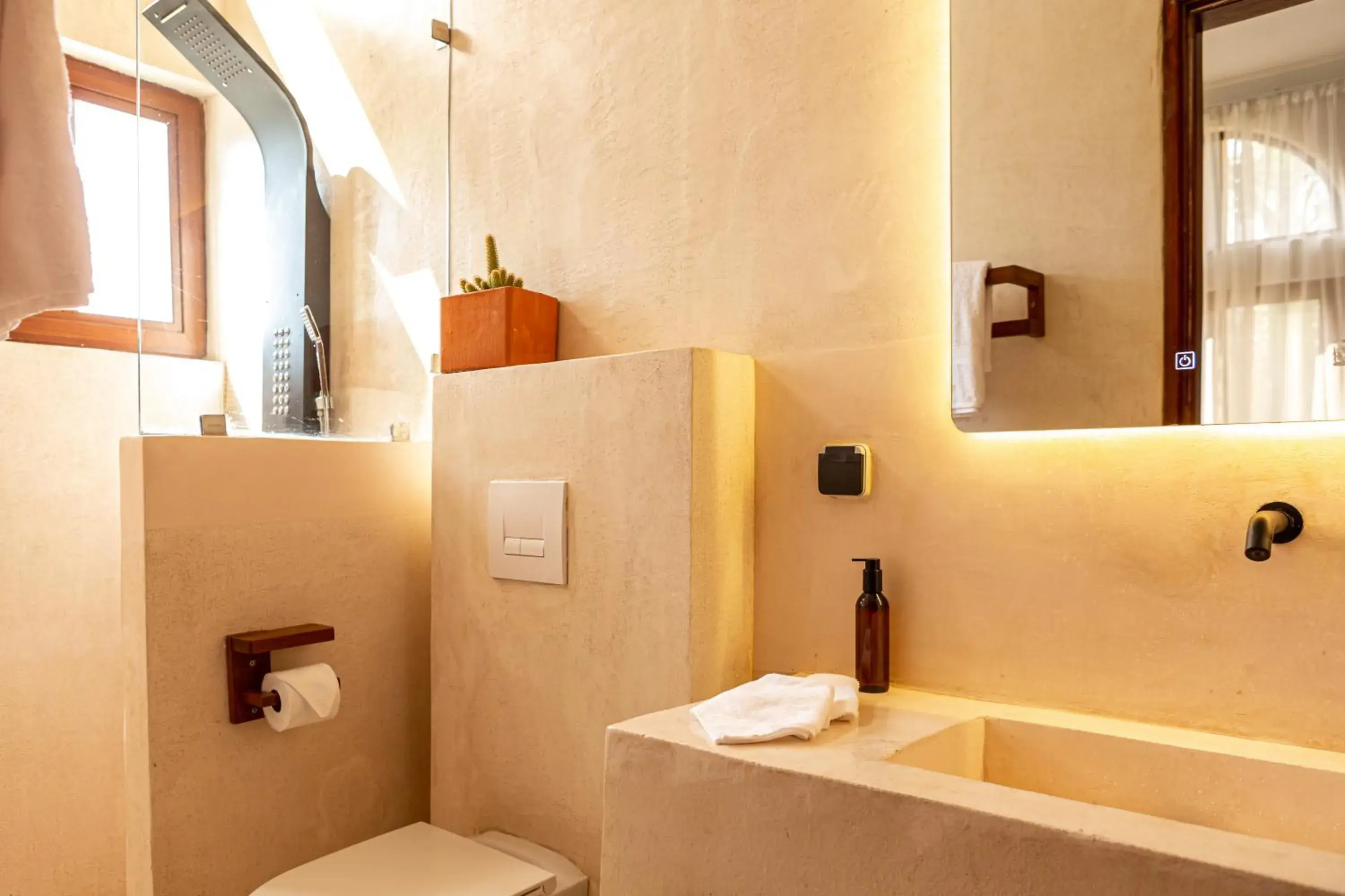 Double Room with Pool View - single occupancy in Tamarin Hôtel Cotonou Double Room with Pool View - single occupancy in Tamarin Hôtel Cotonou